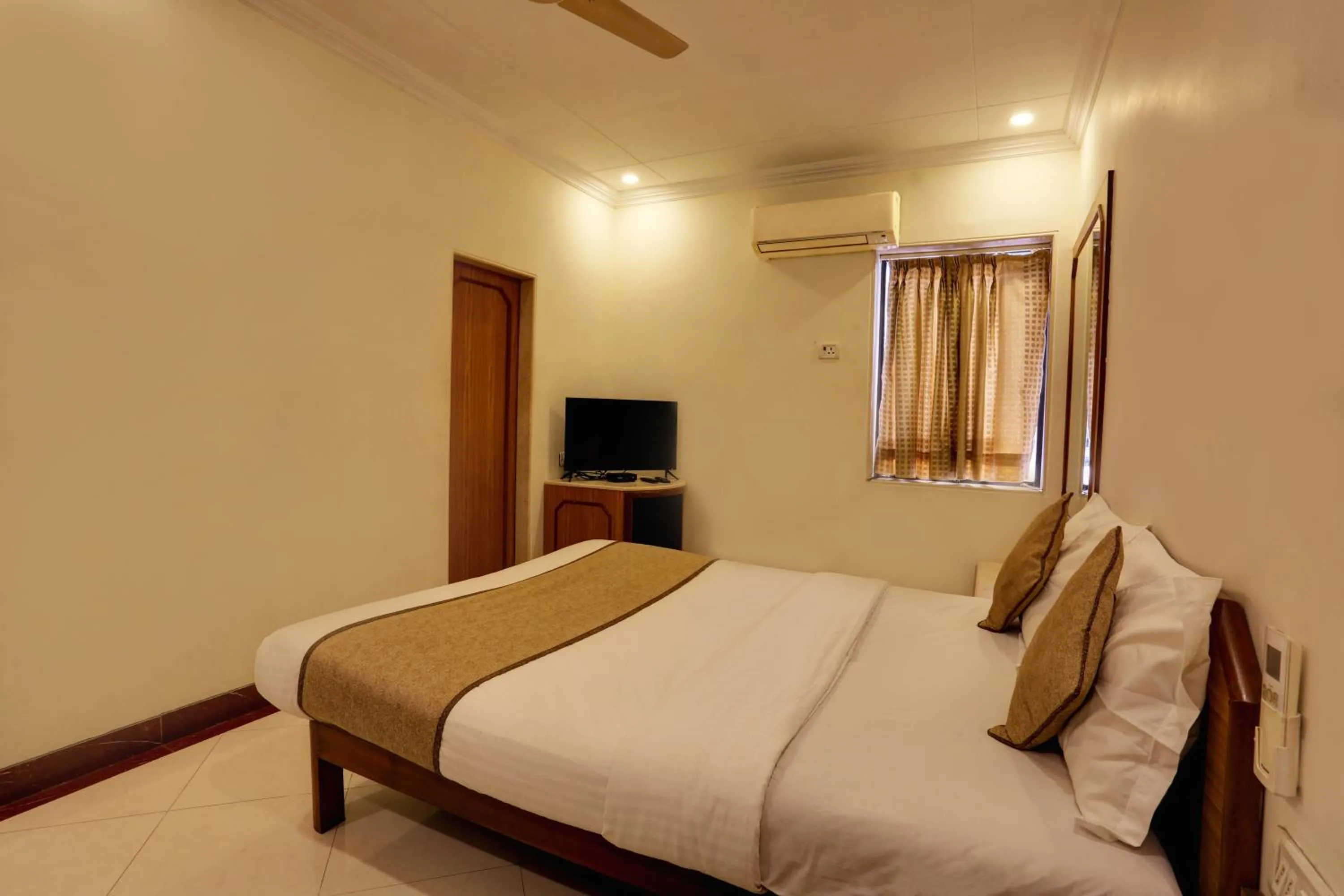 Bedroom, Bed in Accord Hotel