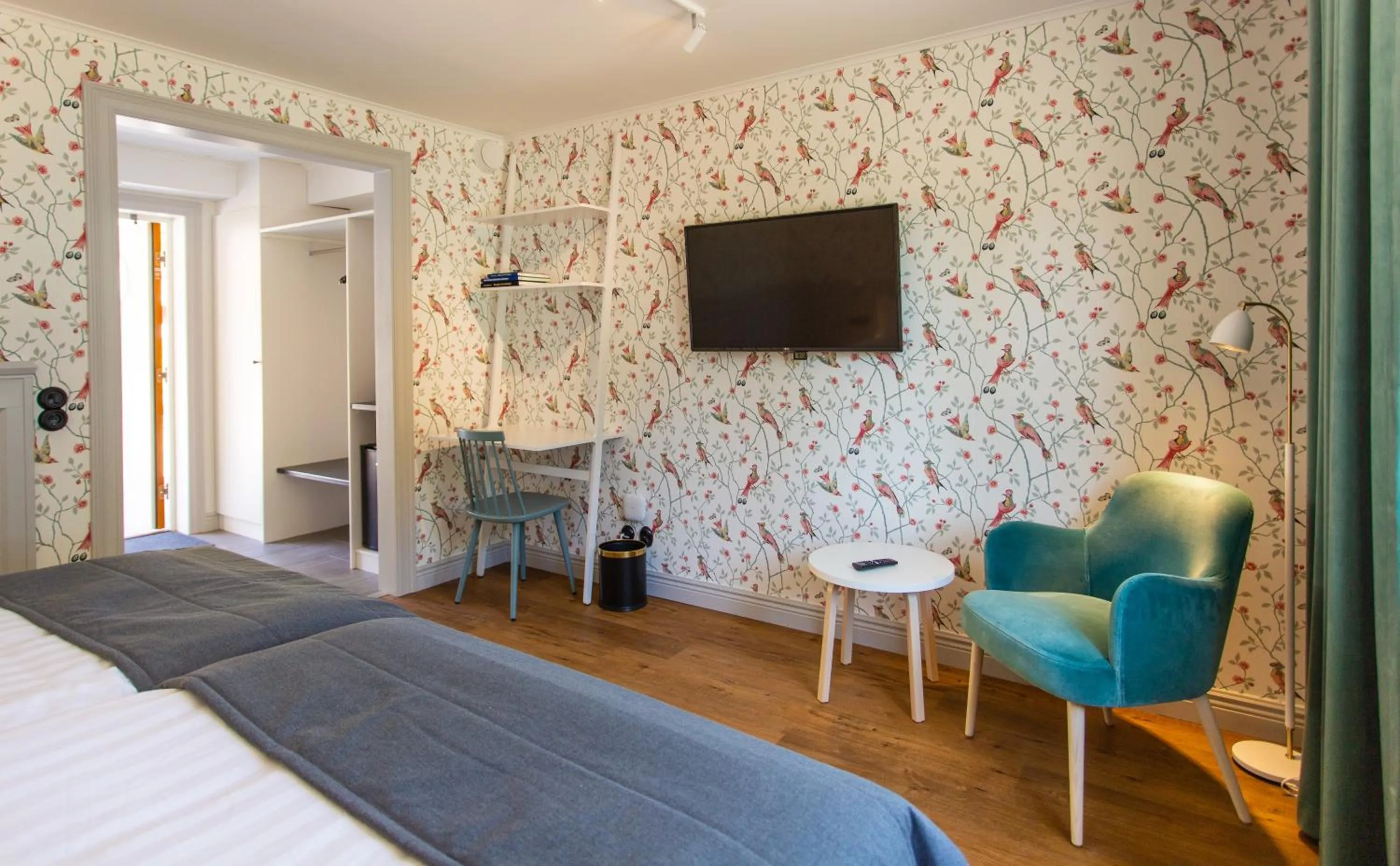 Seating area, Bed in Lindesbergs Hotell