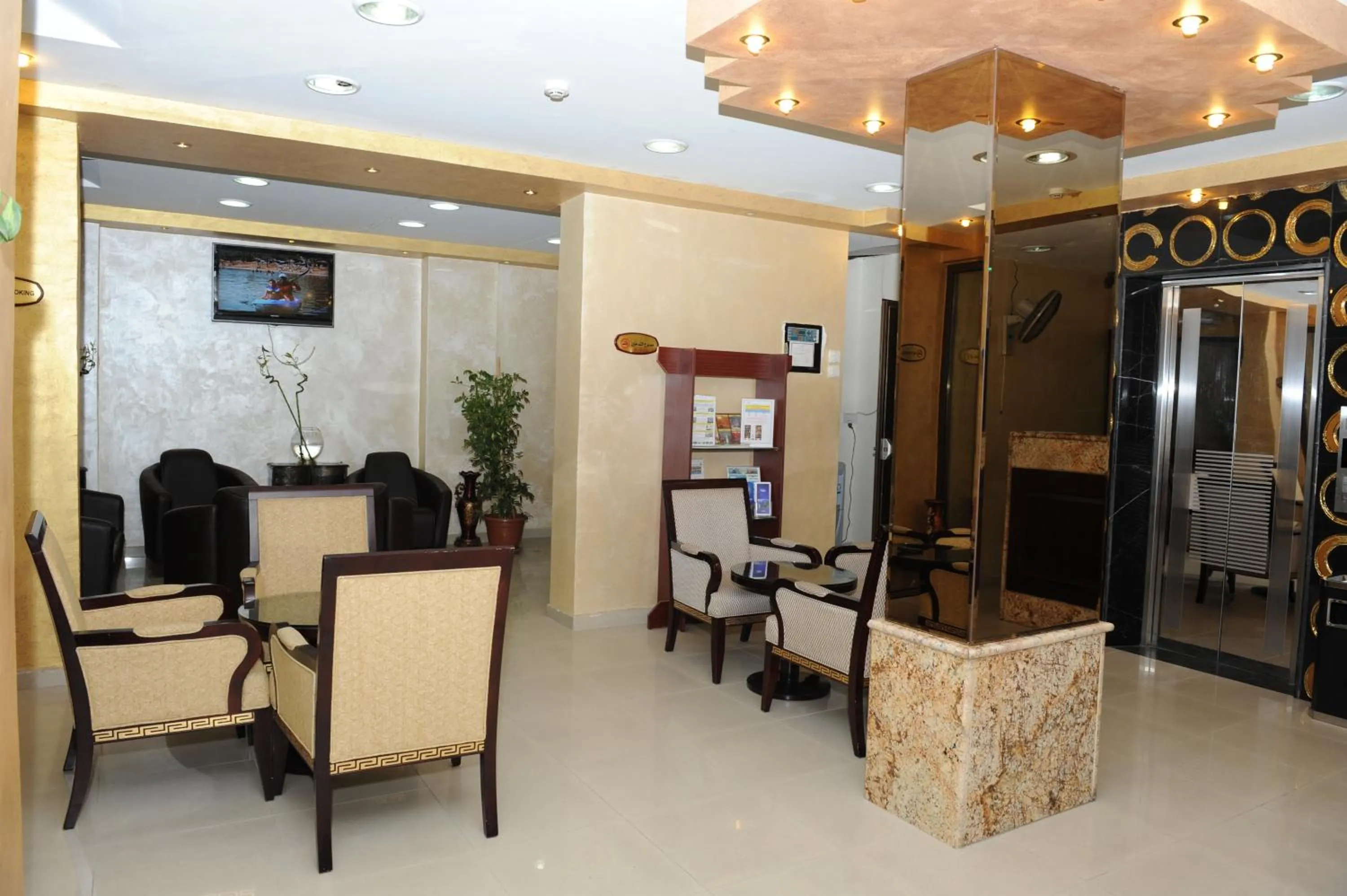 Communal lounge/ TV room in Cedar Hotel