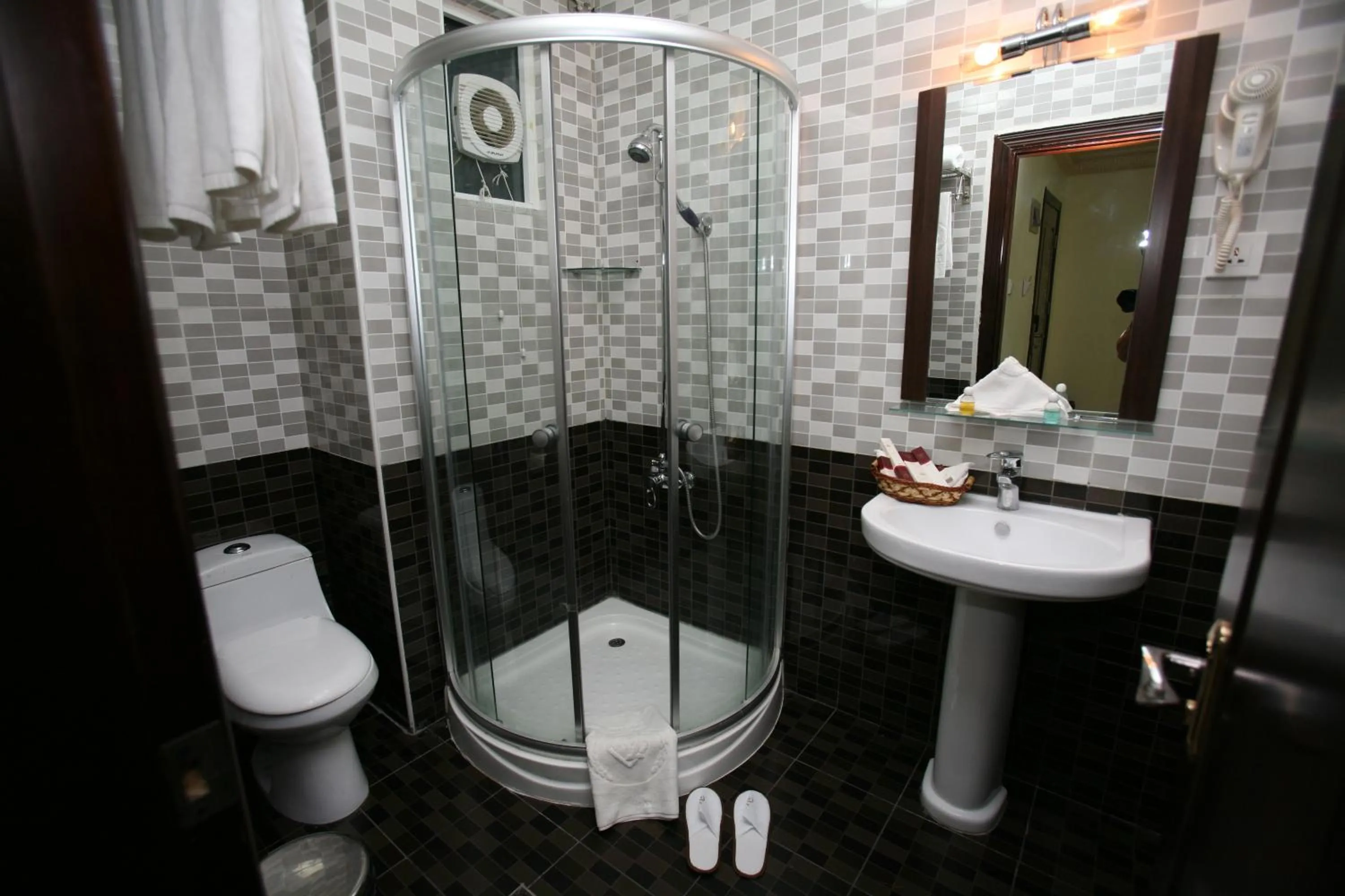 Bathroom in Cedar Hotel