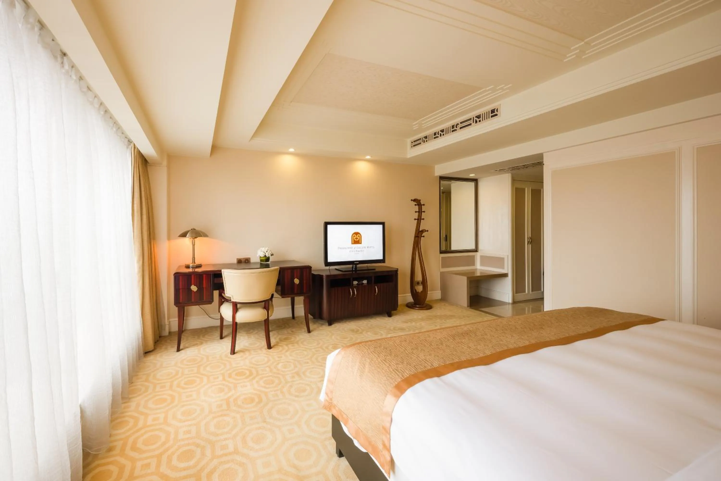 Bed in Paramount Gallery Hotel