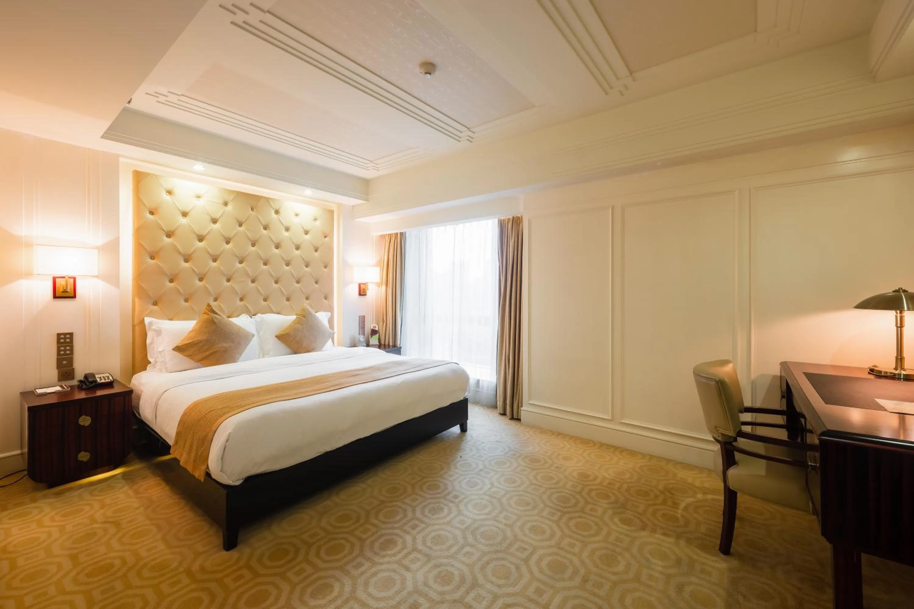 Bed in Paramount Gallery Hotel