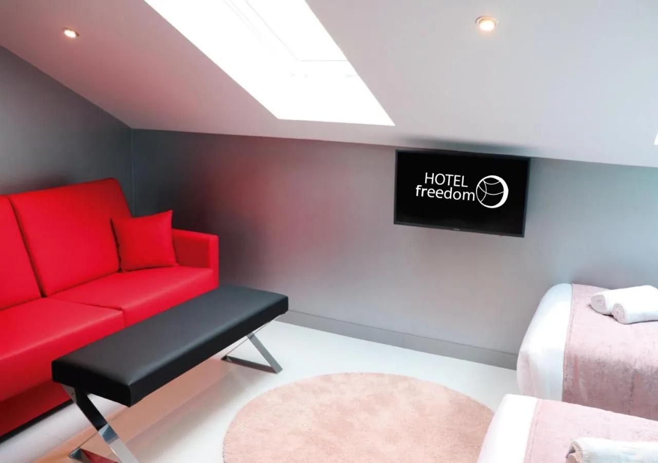 Photo of the whole room, Seating Area in Hotelfreedom