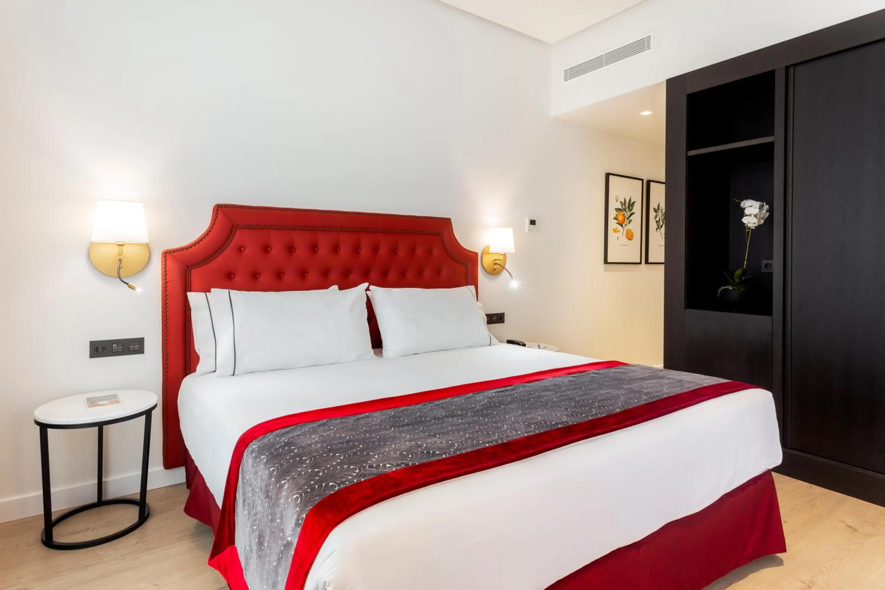 Photo of the whole room, Bed in Eurostars Azahar