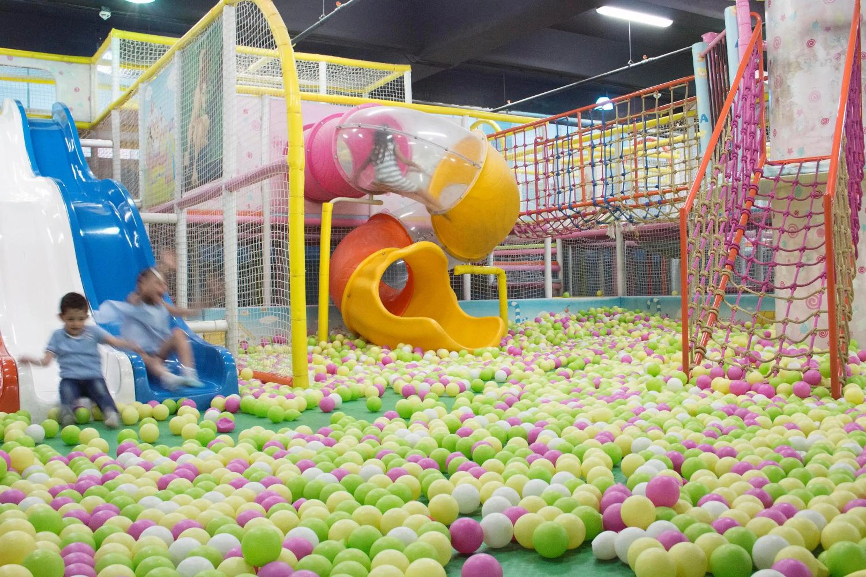 Evening entertainment in Swiss Inn Teda Hotel & Aqua Park