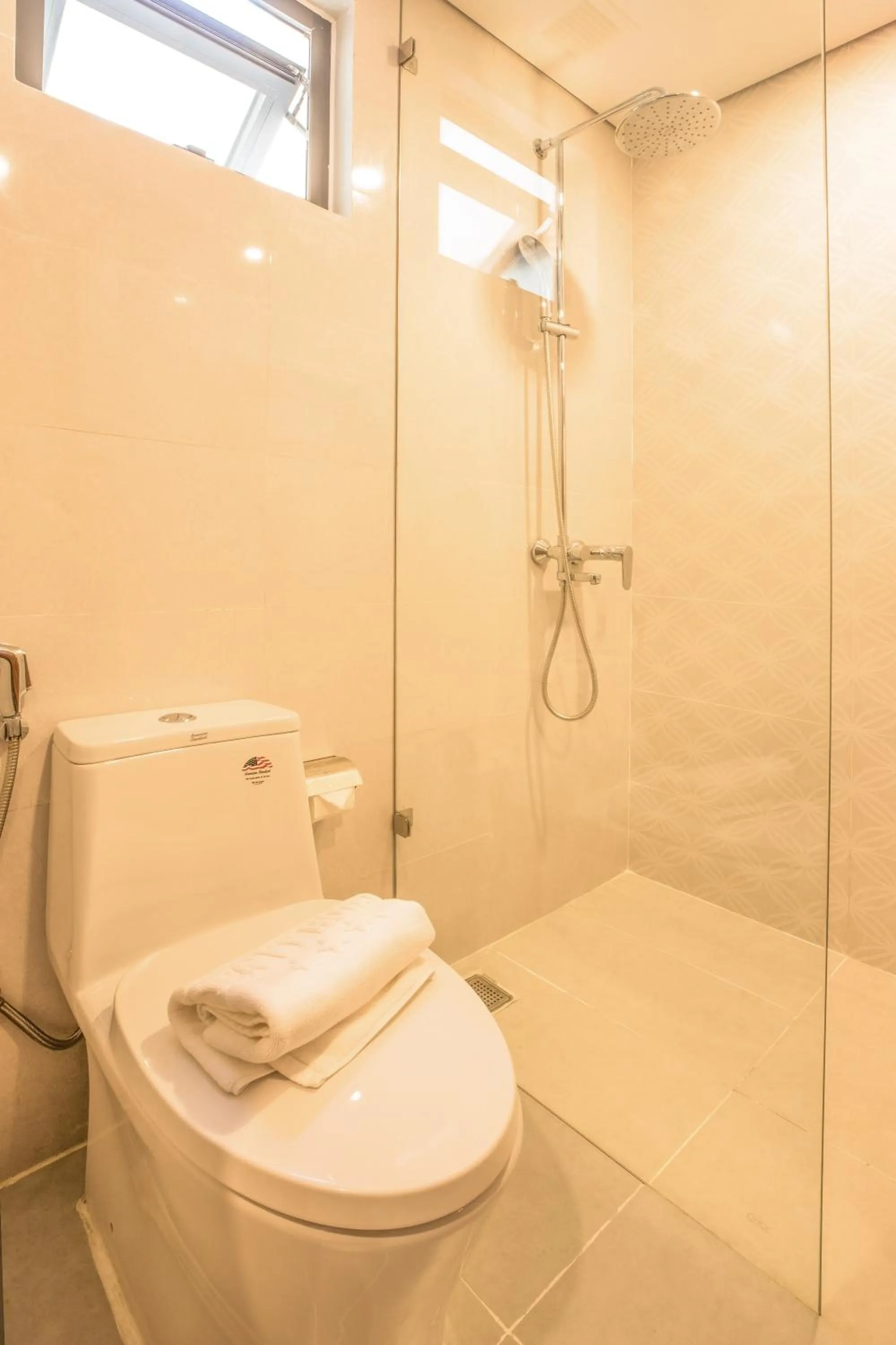 Shower in Yen Vy Hotel and Apartment