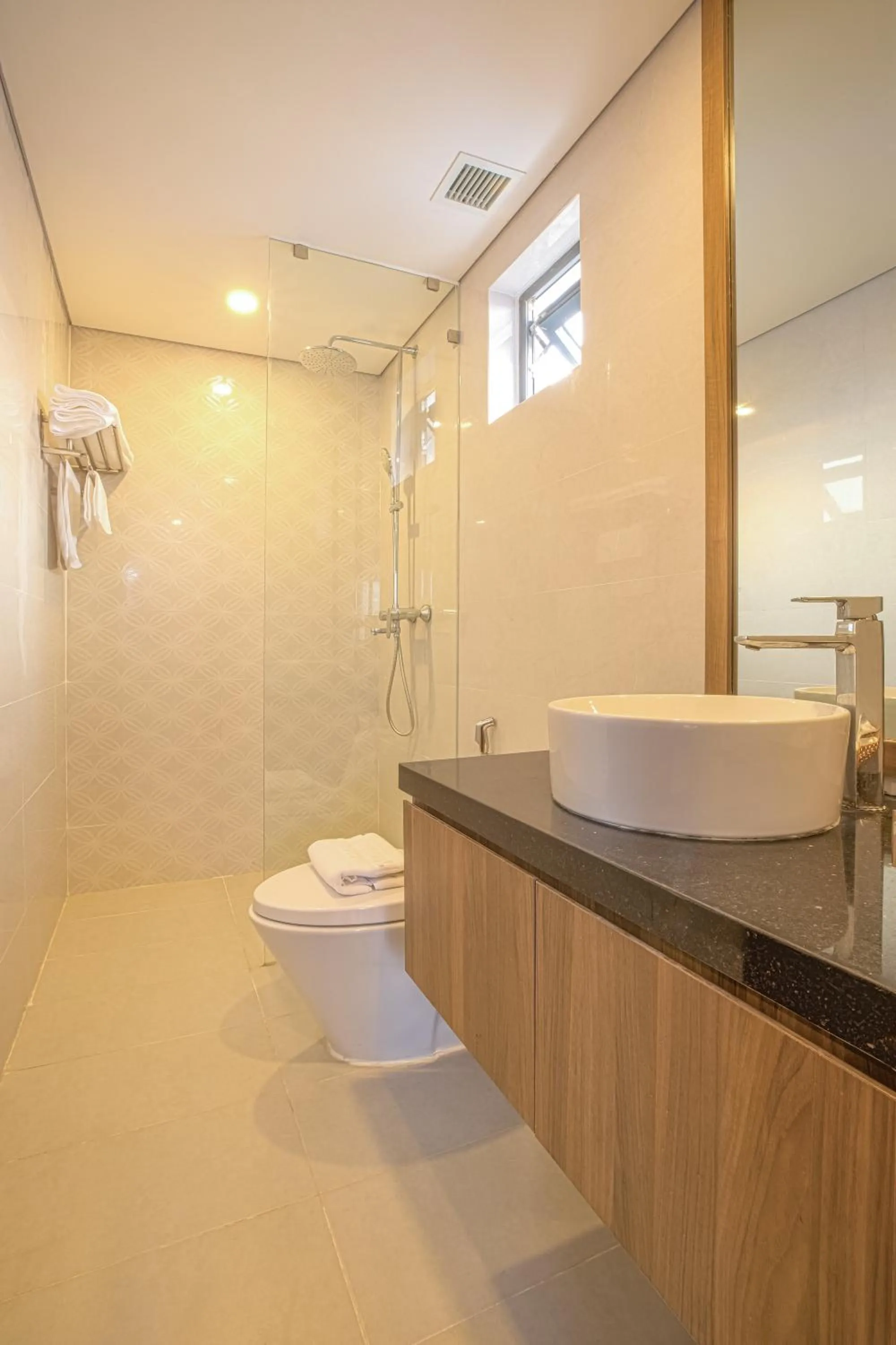 Shower in Yen Vy Hotel and Apartment