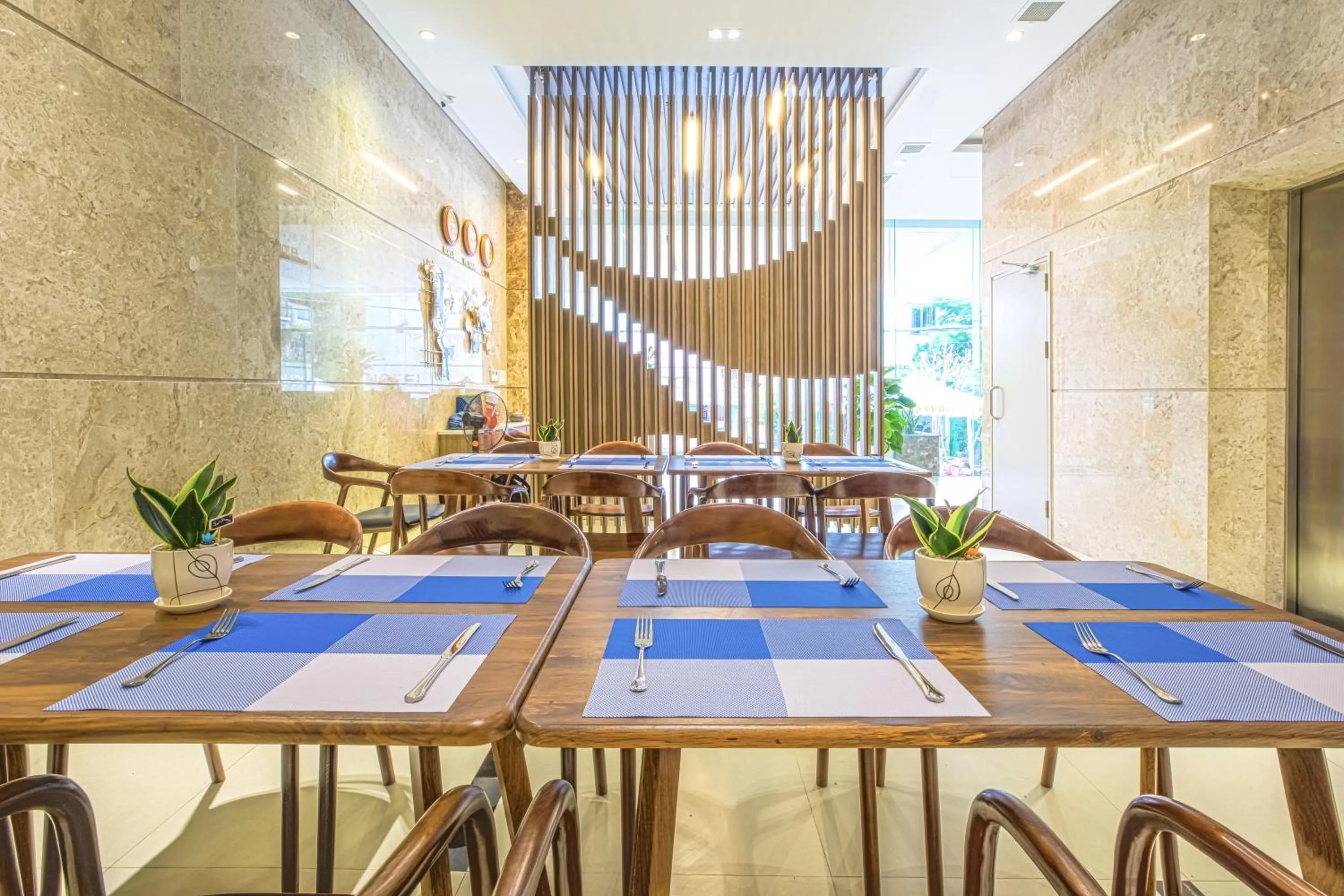 Restaurant/places to eat in Yen Vy Hotel and Apartment