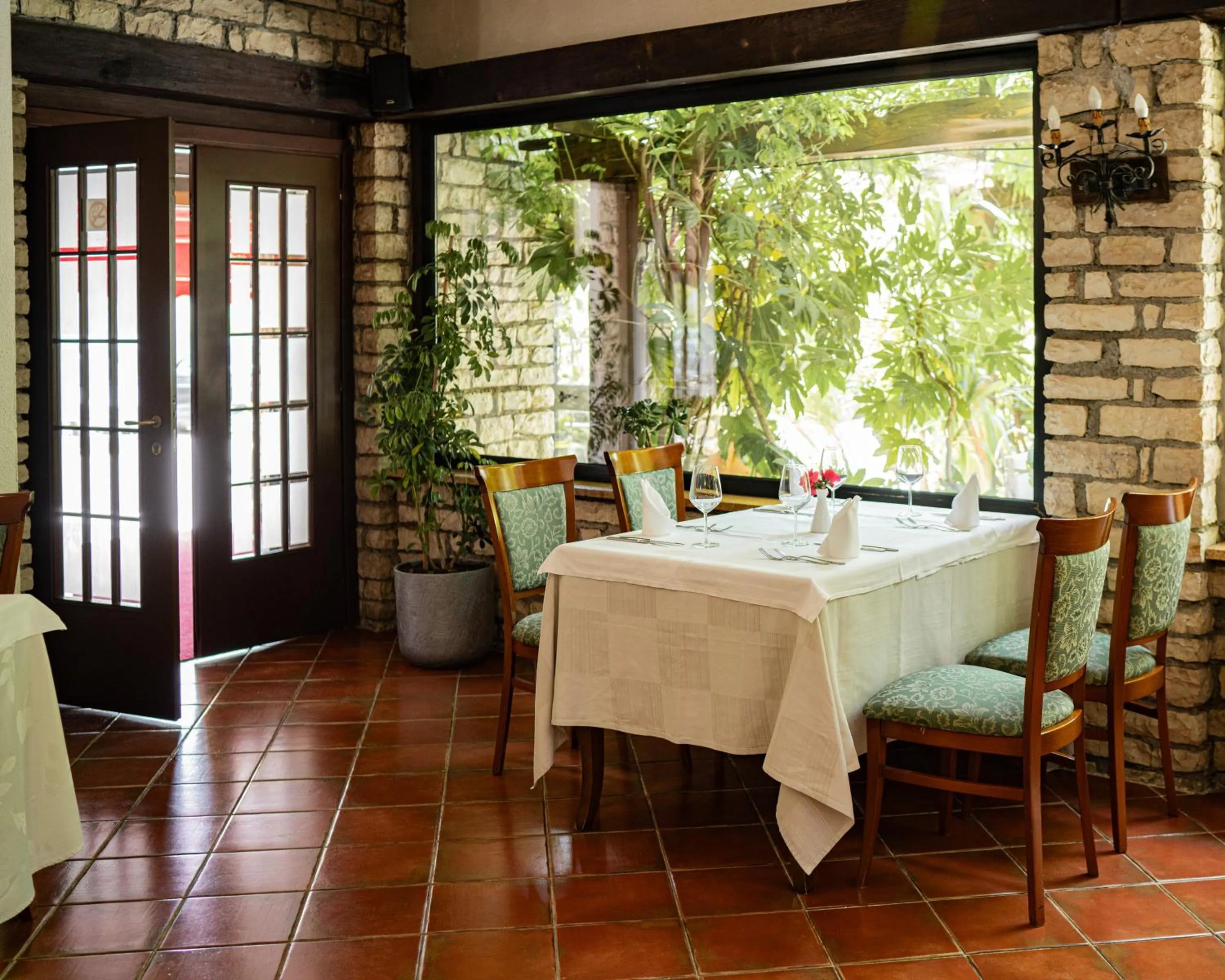 Restaurant/places to eat in Vila Belvedere