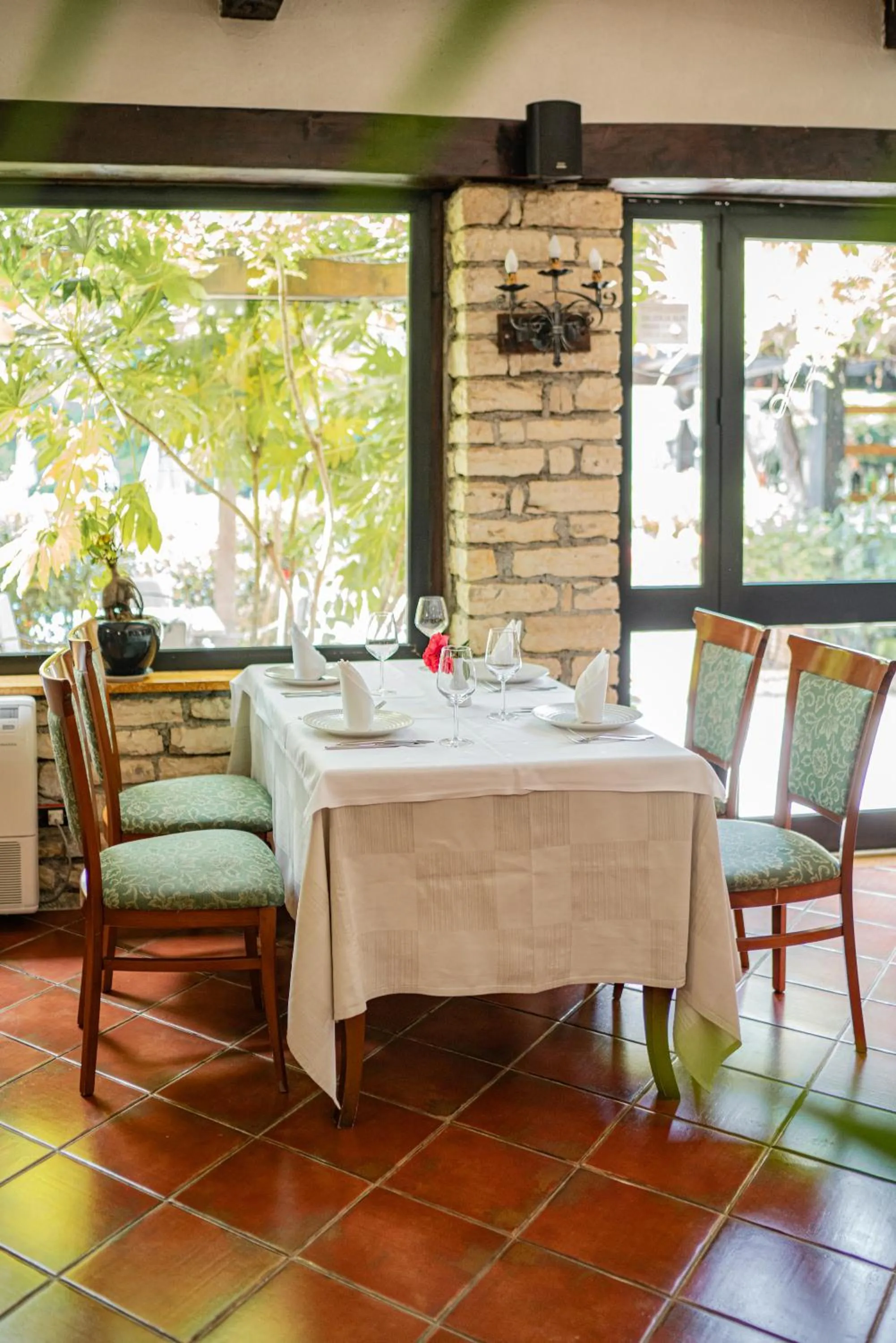 Restaurant/places to eat in Vila Belvedere