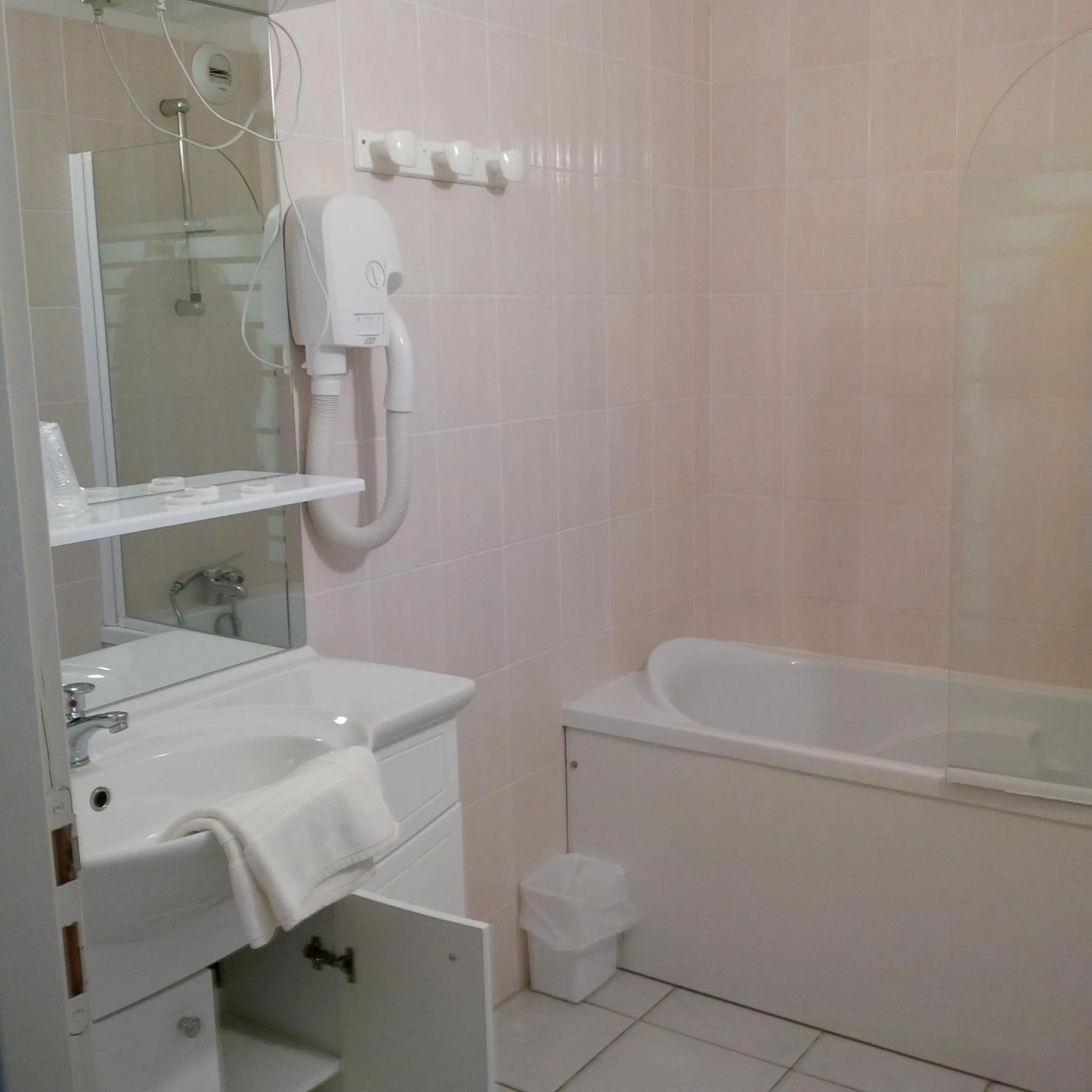 Bathroom in Prim Hotel Reims nord