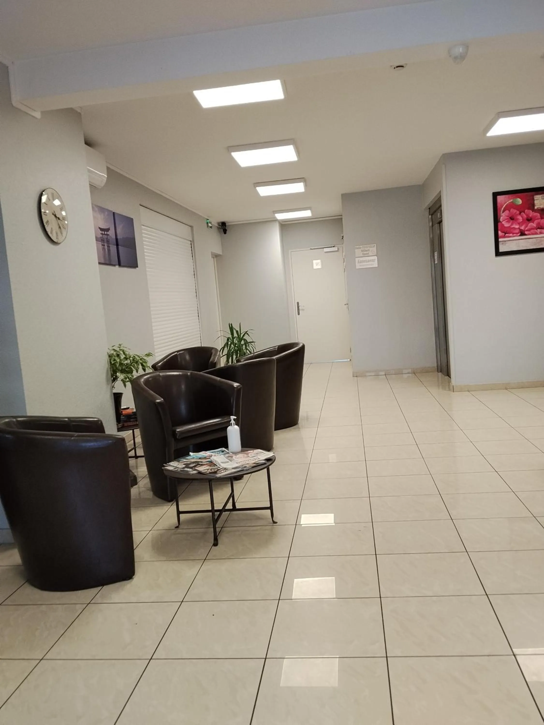 Swimming pool in Contact Hôtel - Prim Witry - Reims Nord