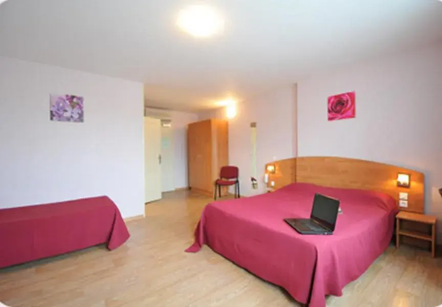 Triple Room in Prim Hotel Reims Triple Room in Prim Hotel Reims