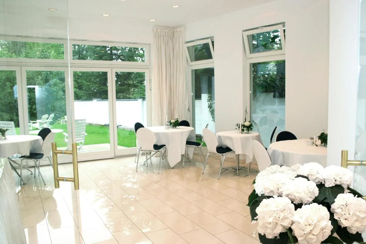 Restaurant/places to eat in Hotel Villa Falkenberg