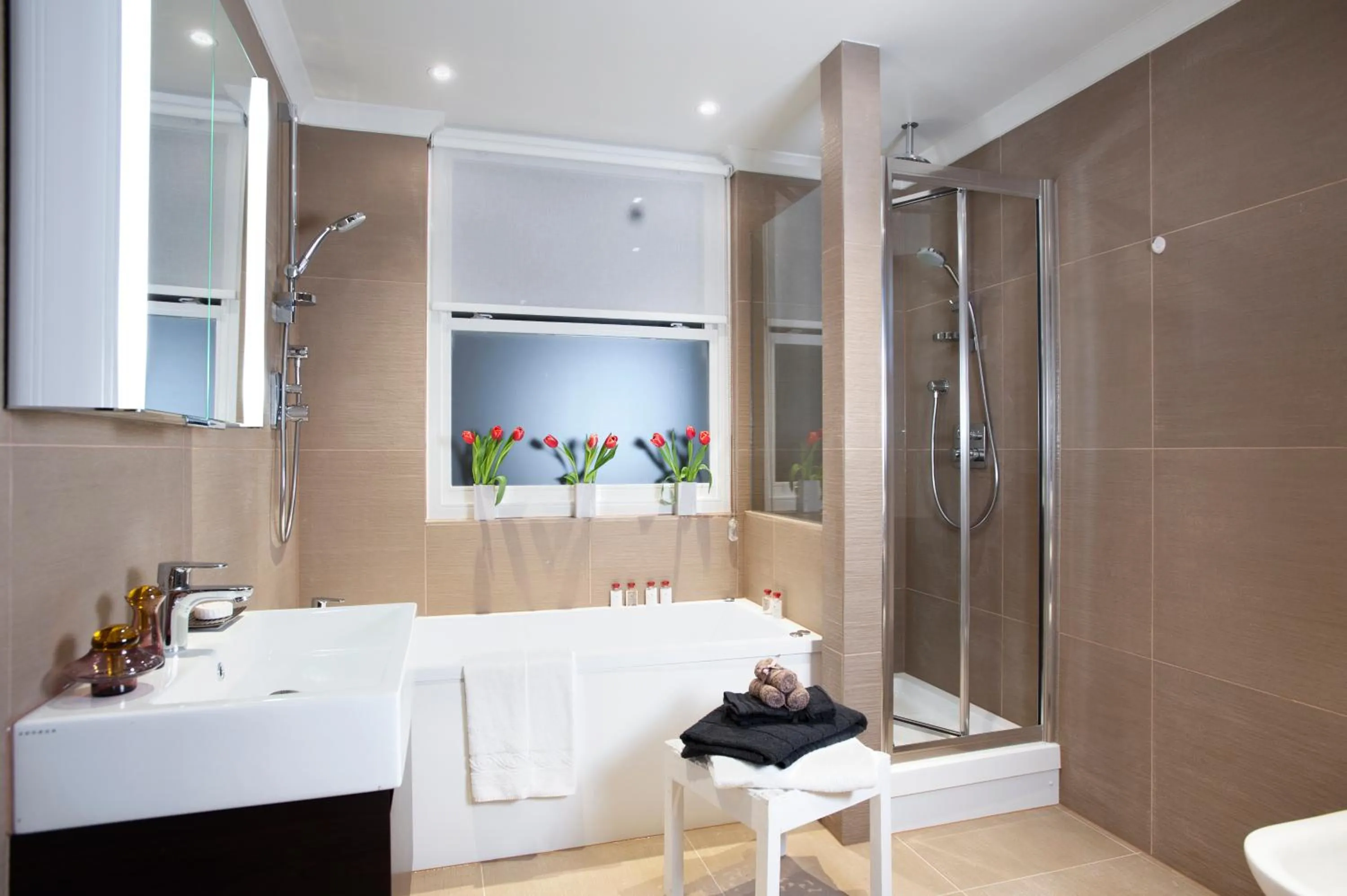 Shower, Bed in Claverley Court Apartments Knightsbridge