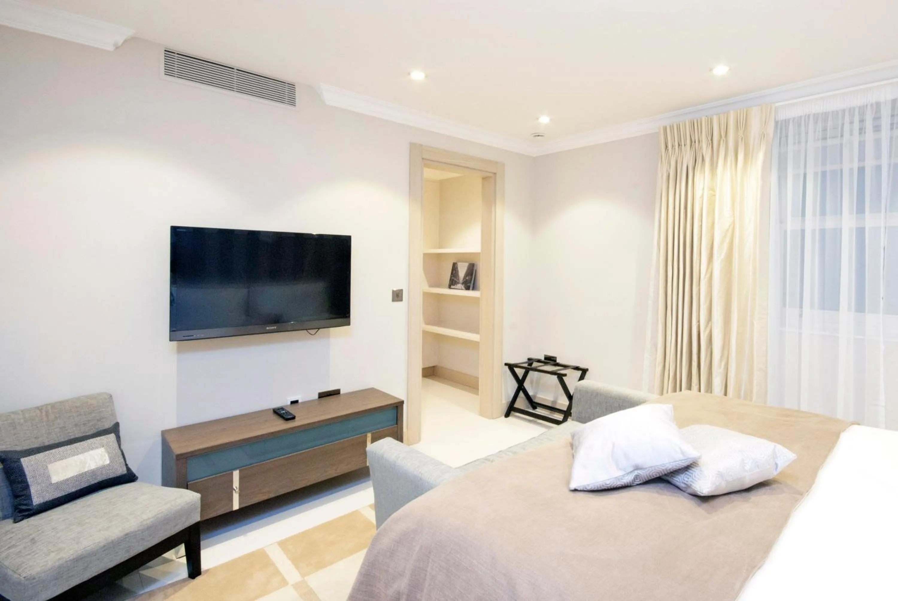 Bed in Claverley Court Apartments Knightsbridge