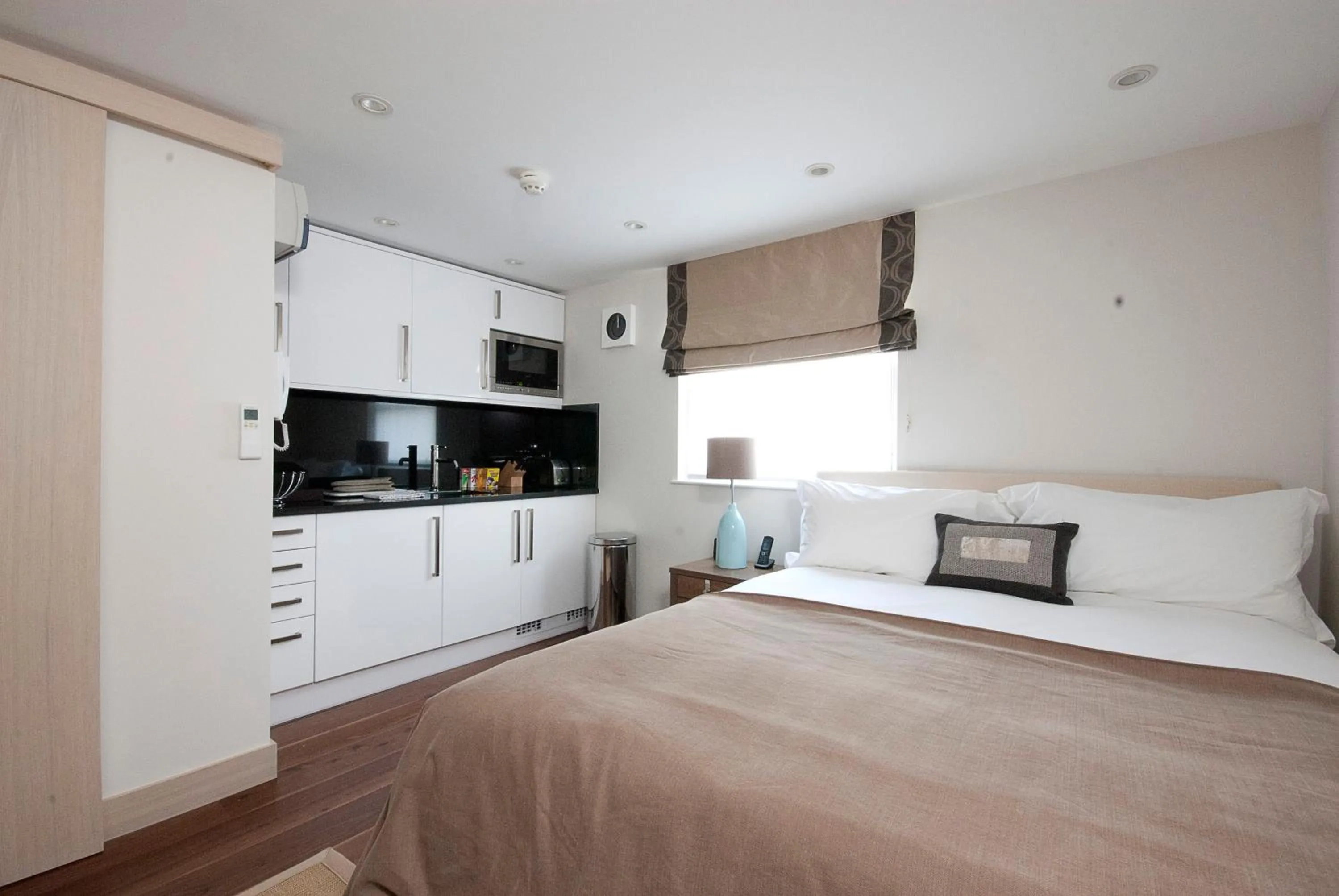 Kitchen or kitchenette, Bed in Claverley Court Apartments Knightsbridge