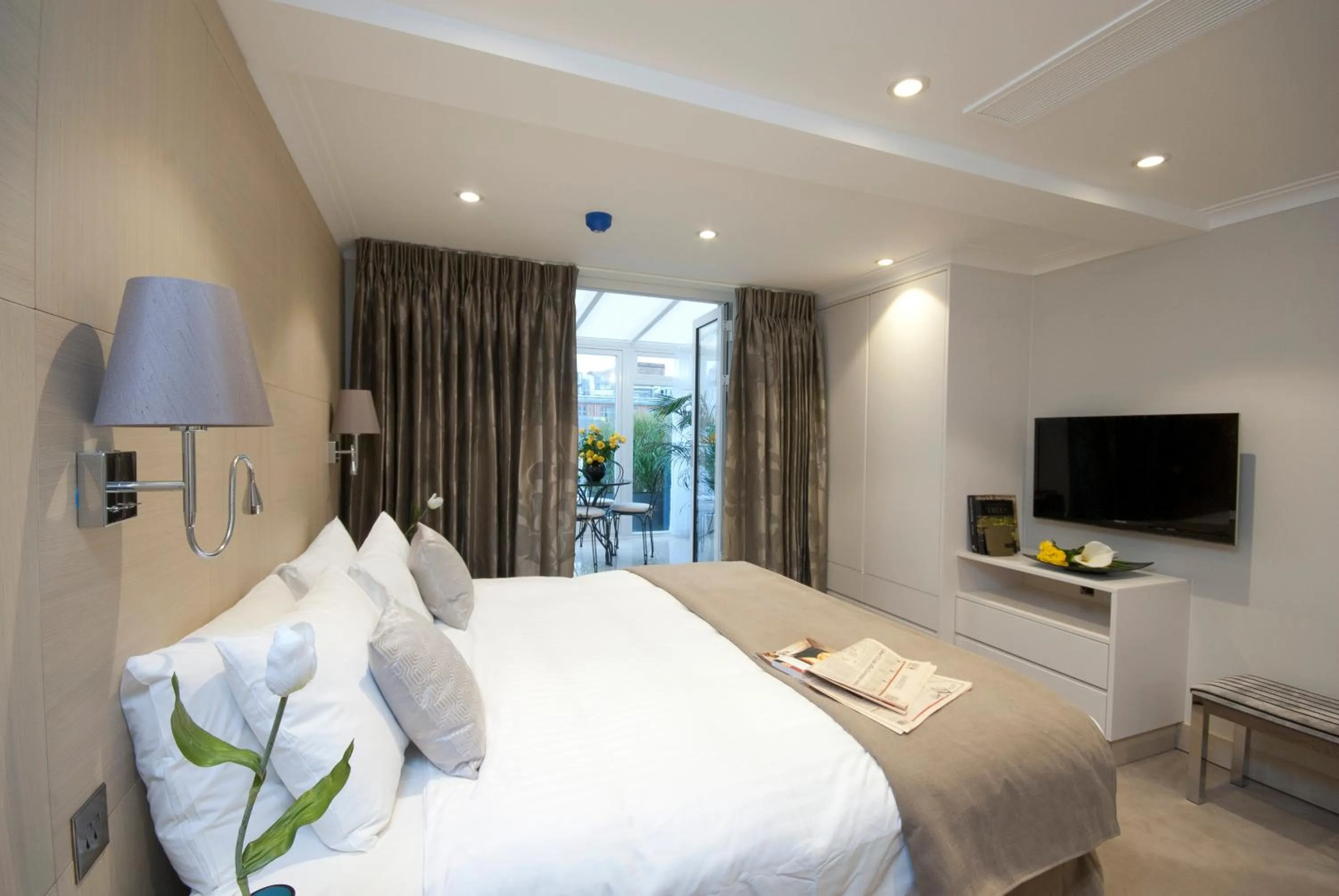Bedroom, Bed in Claverley Court Apartments Knightsbridge