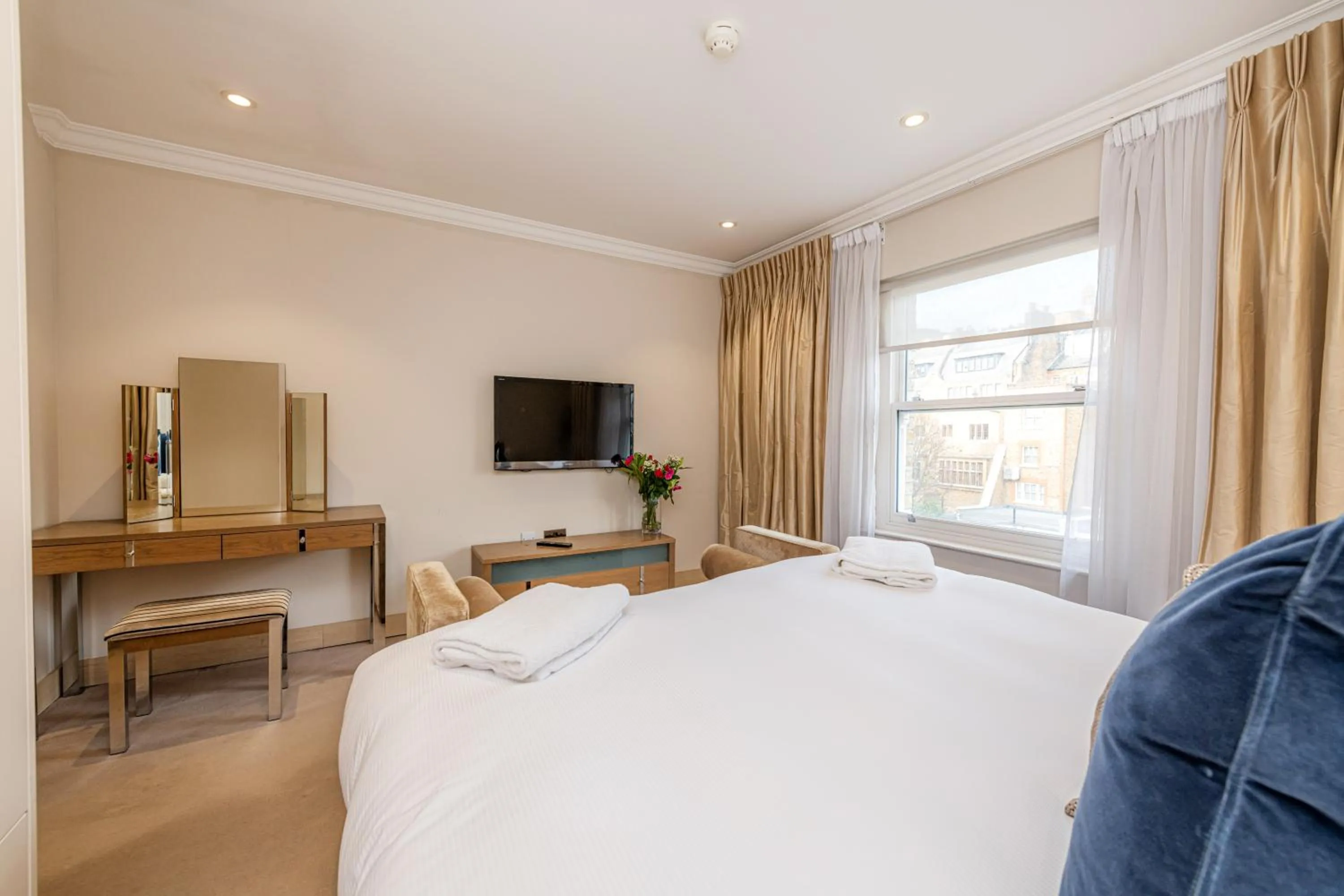 Photo of the whole room, Bed in Claverley Court Apartments Knightsbridge