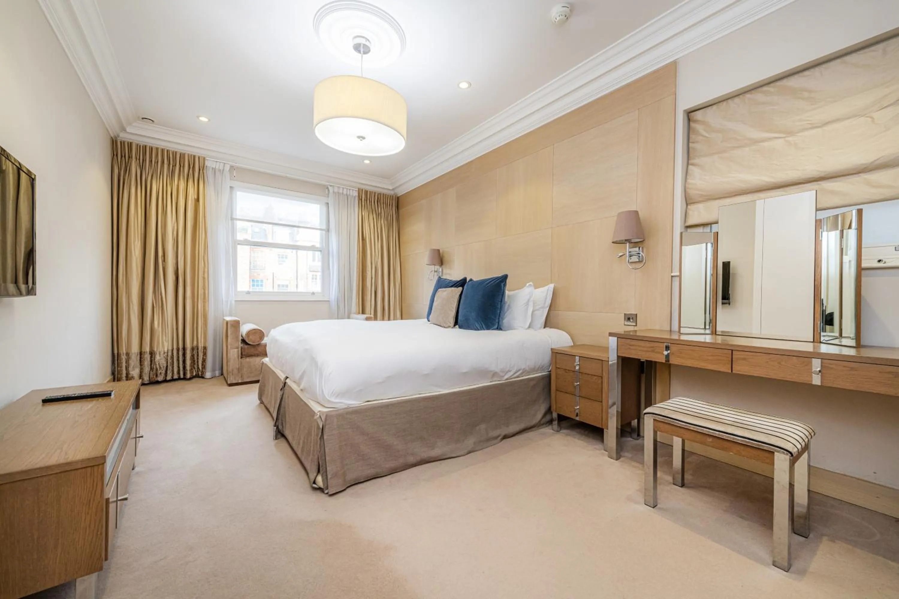 Bedroom, Bed in Claverley Court Apartments Knightsbridge