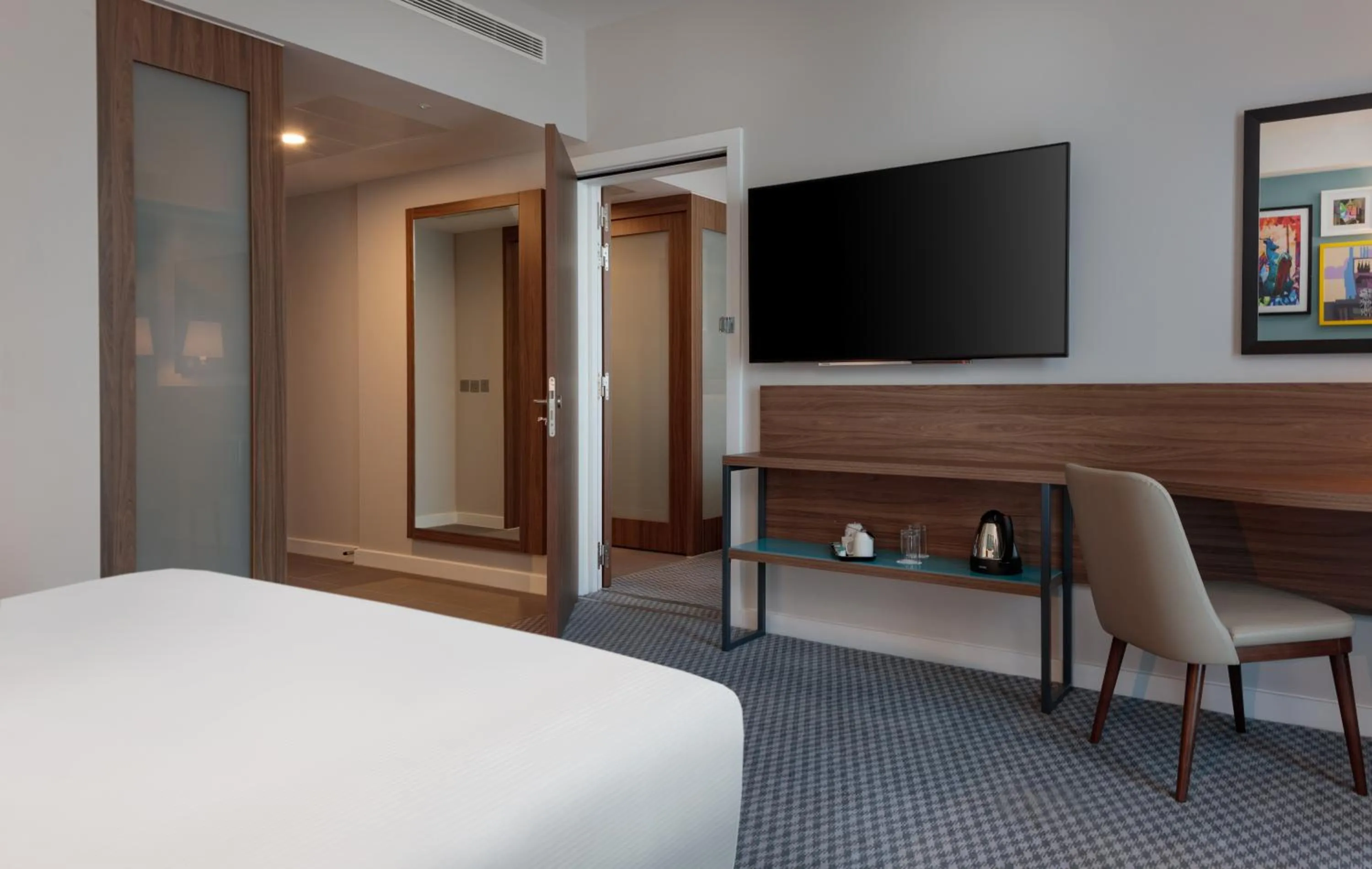 Coffee/tea facilities, Bed in Hampton By Hilton Edinburgh Airport