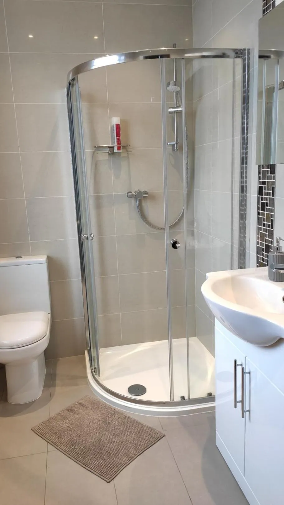 Bathroom in OYO The Kilburn Arms