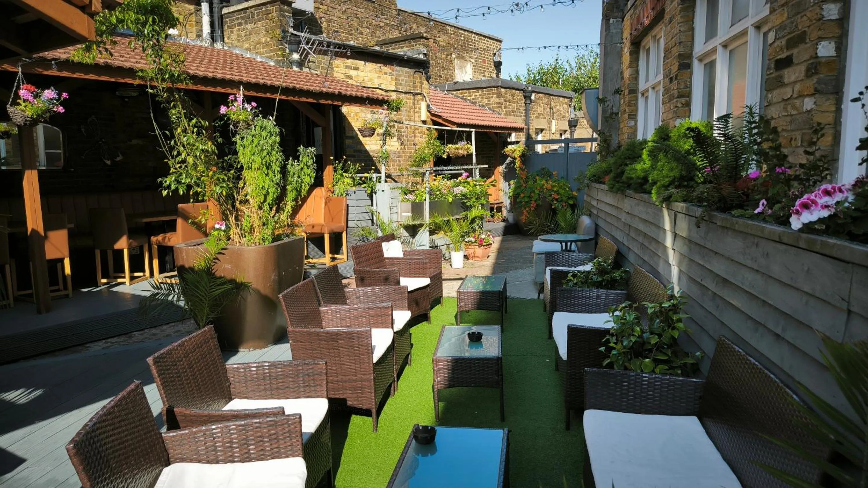 Patio in OYO The Kilburn Arms