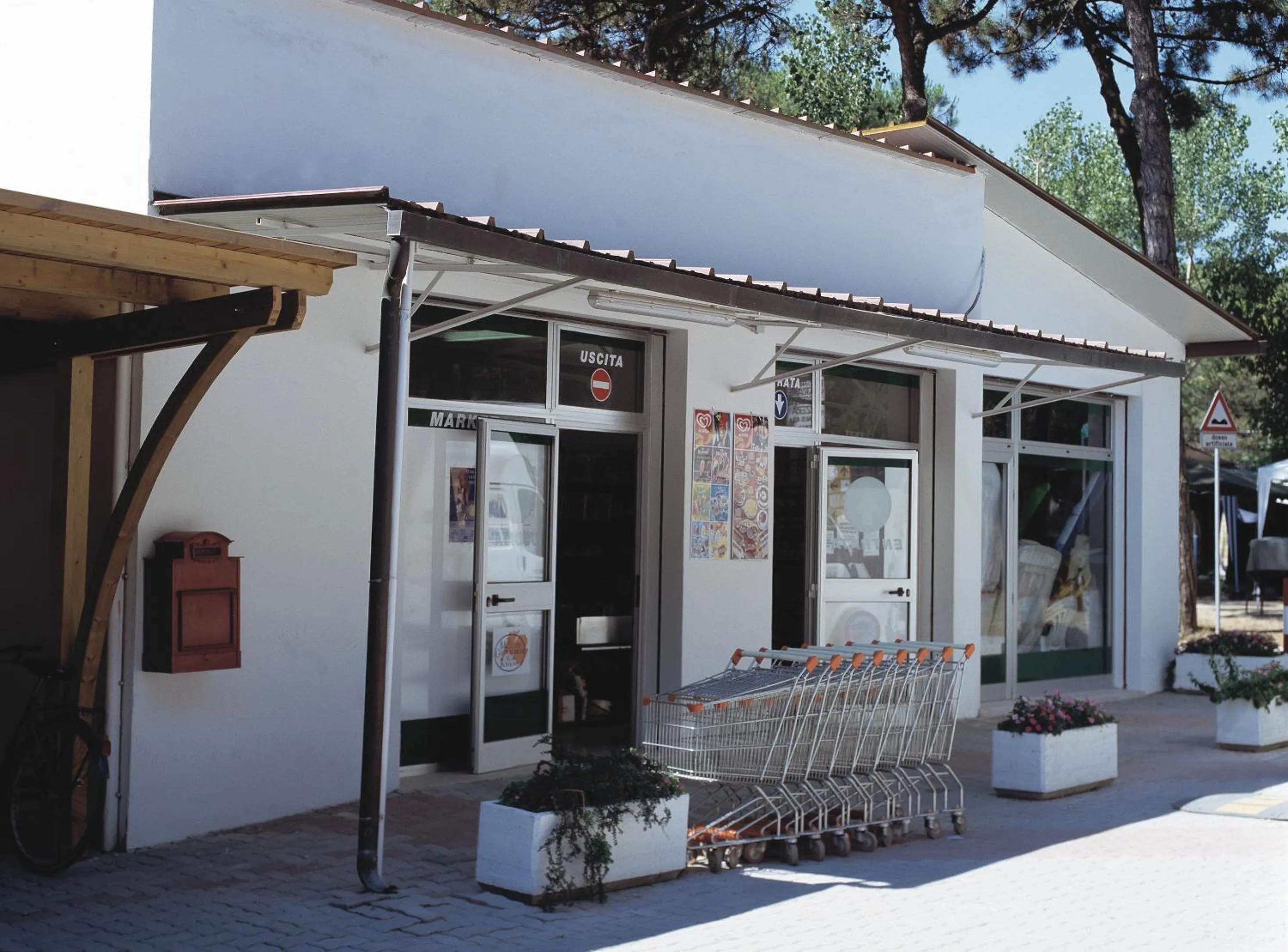 On-site shops in Club del Sole Rivaverde Easy Camping Village