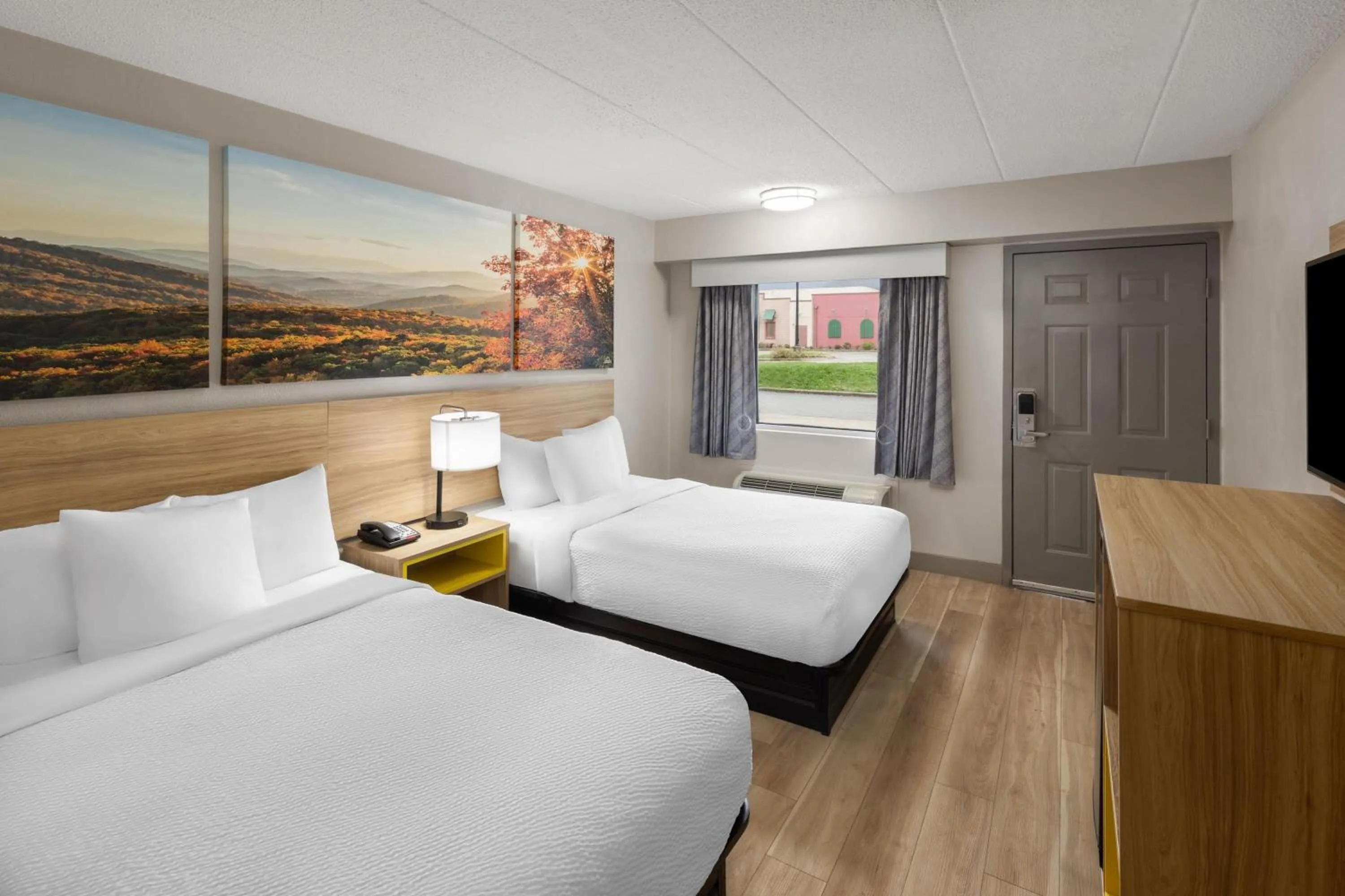 Photo of the whole room, Bed in Days Inn by Wyndham Charleston WV