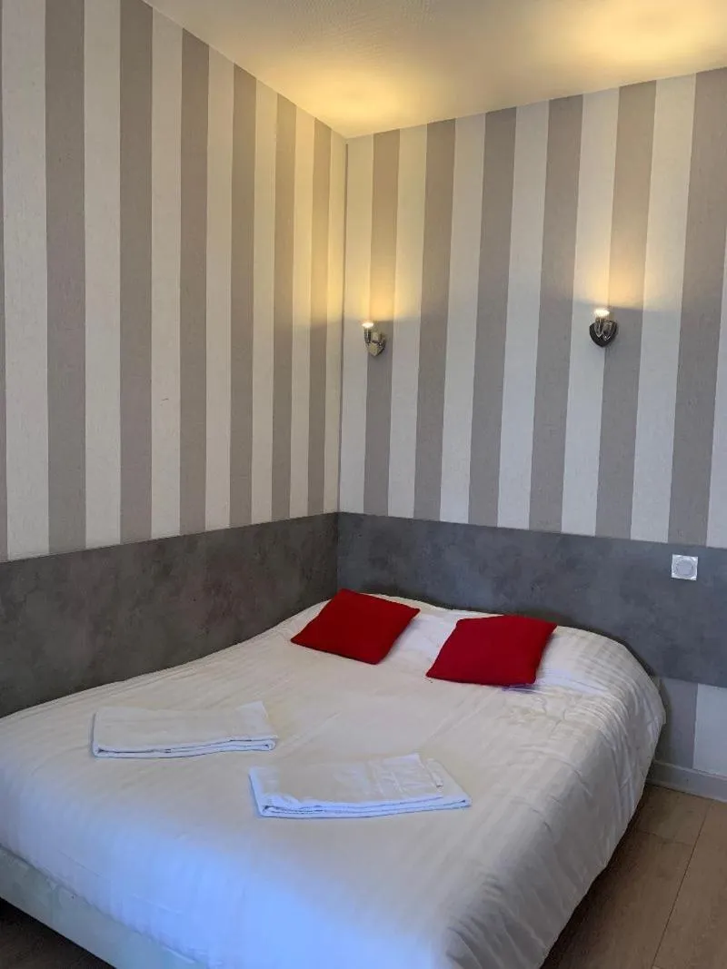 Bed in Hotel du Centre - Restaurant le P'tit Gourmet