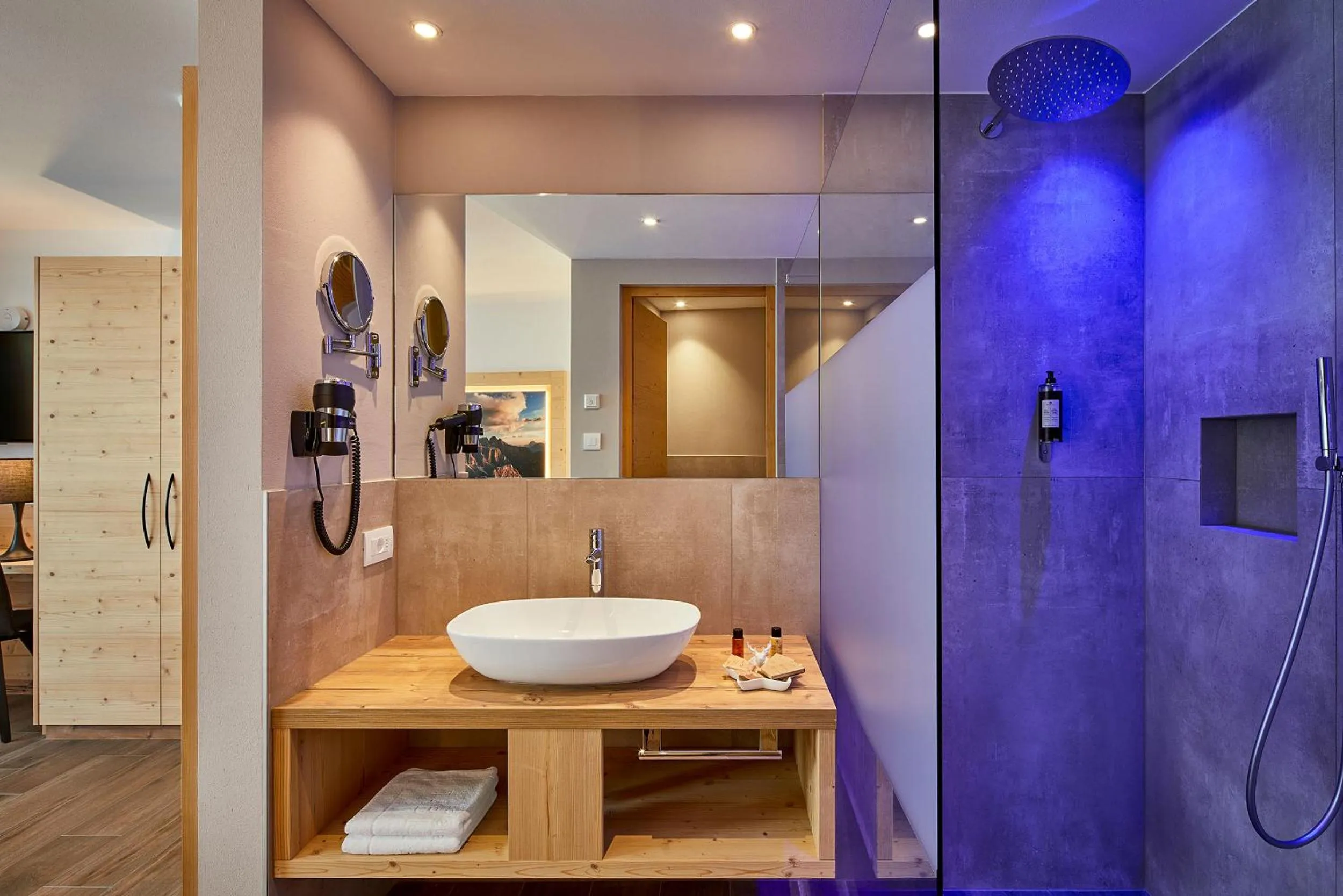 Shower in Hotel Tabladel