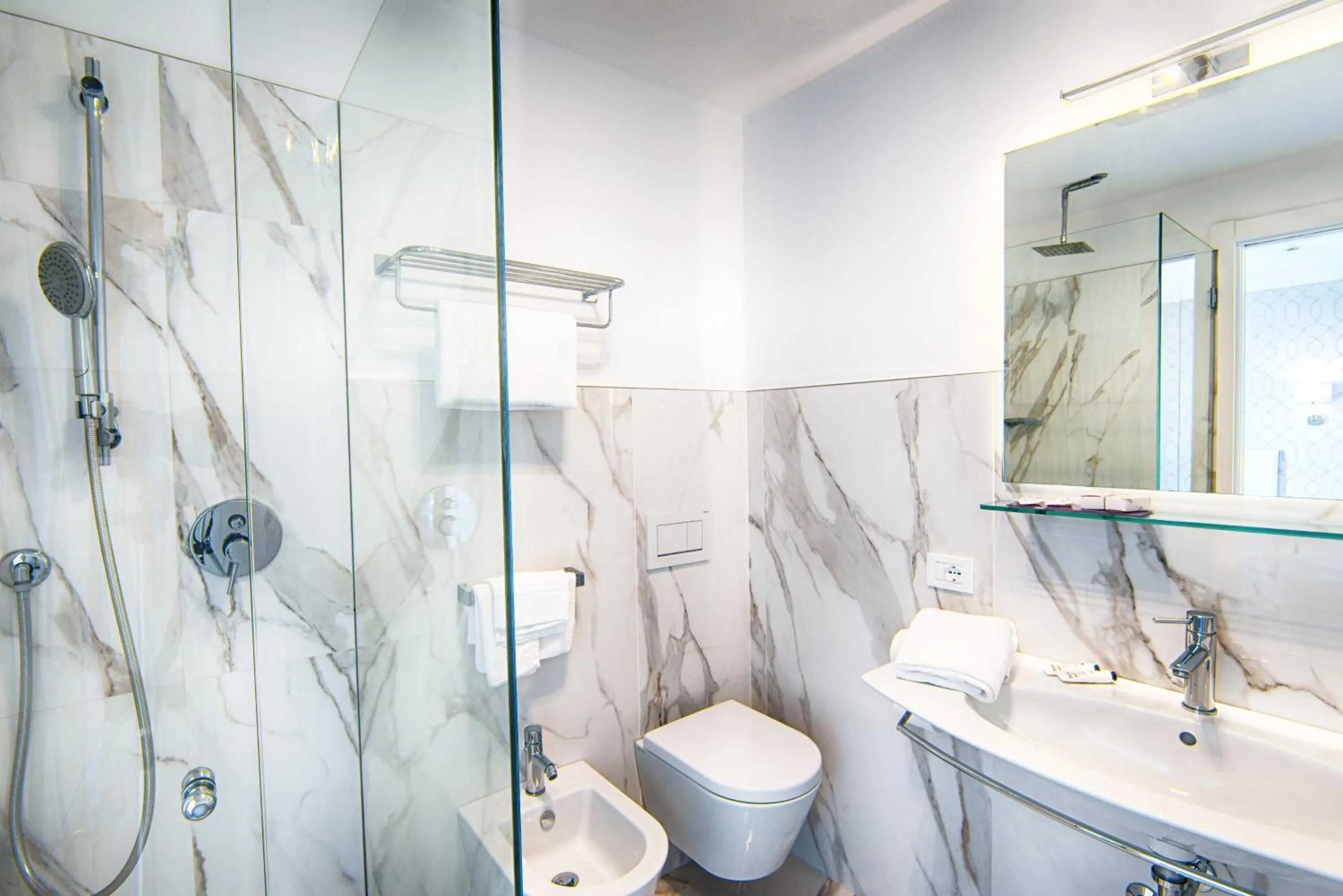 Shower in Hotel Gorini