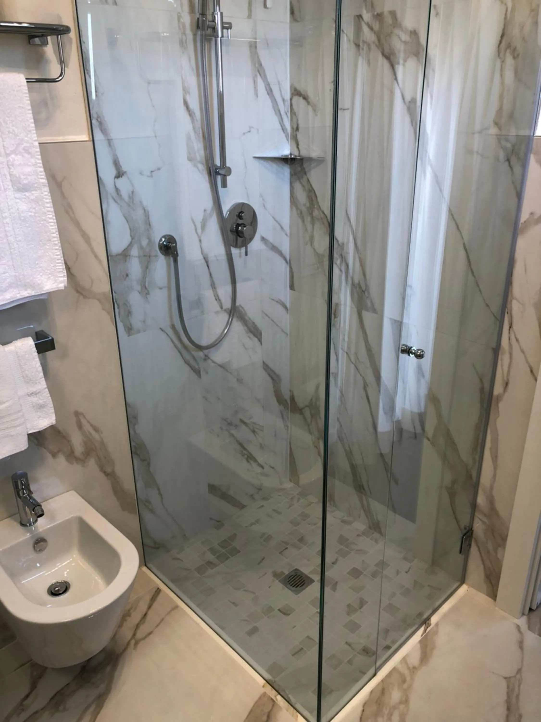 Shower in Hotel Gorini