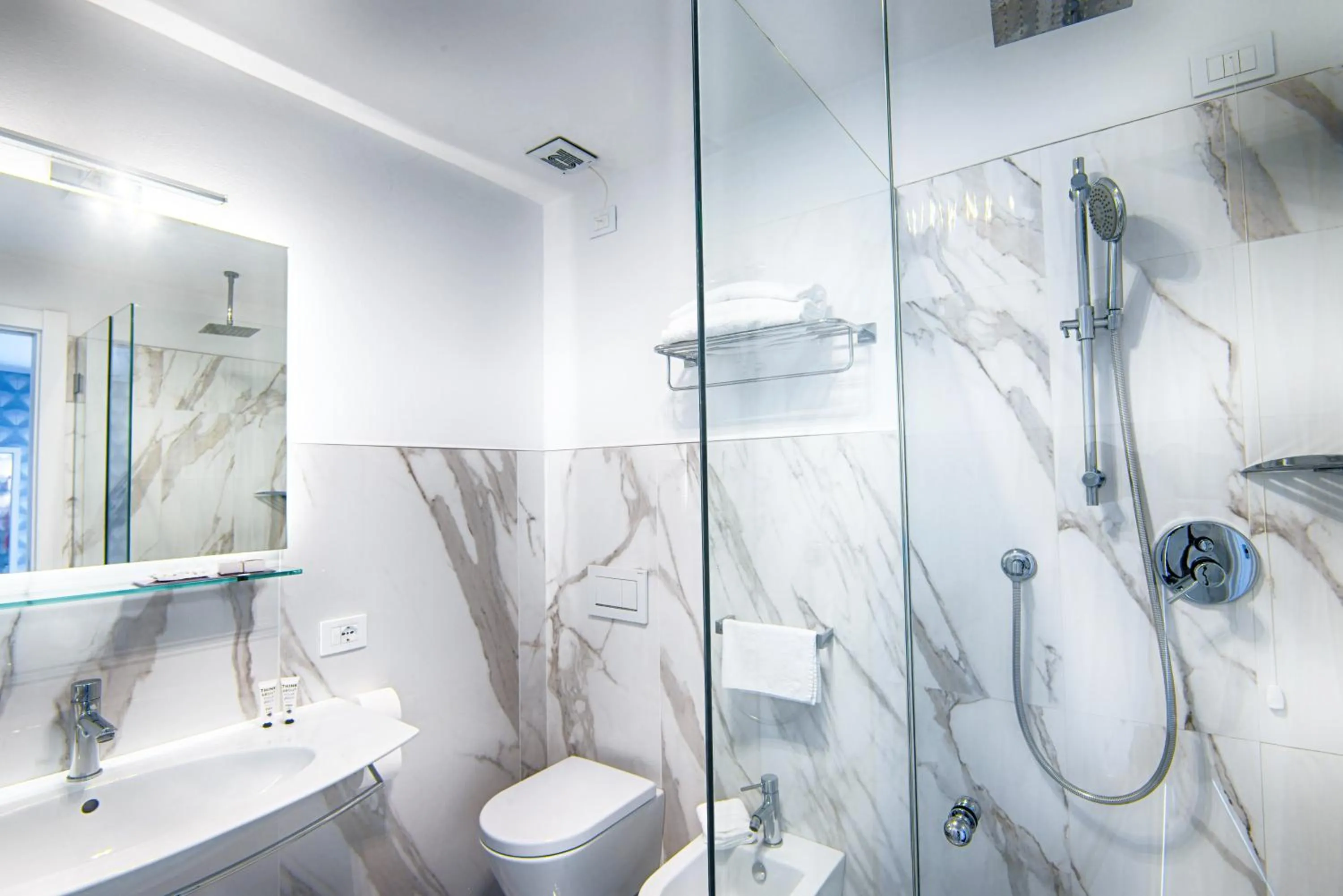 Shower in Hotel Gorini