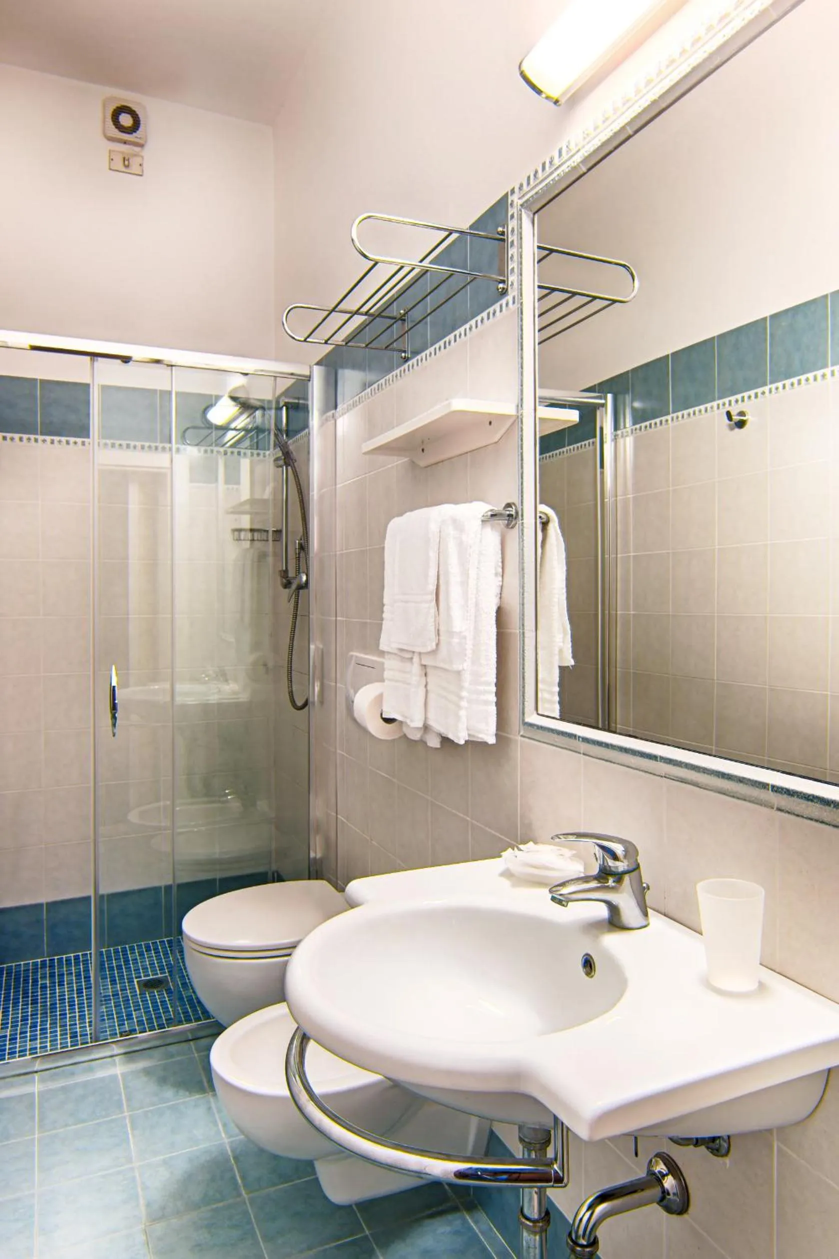 Shower in Hotel Gorini