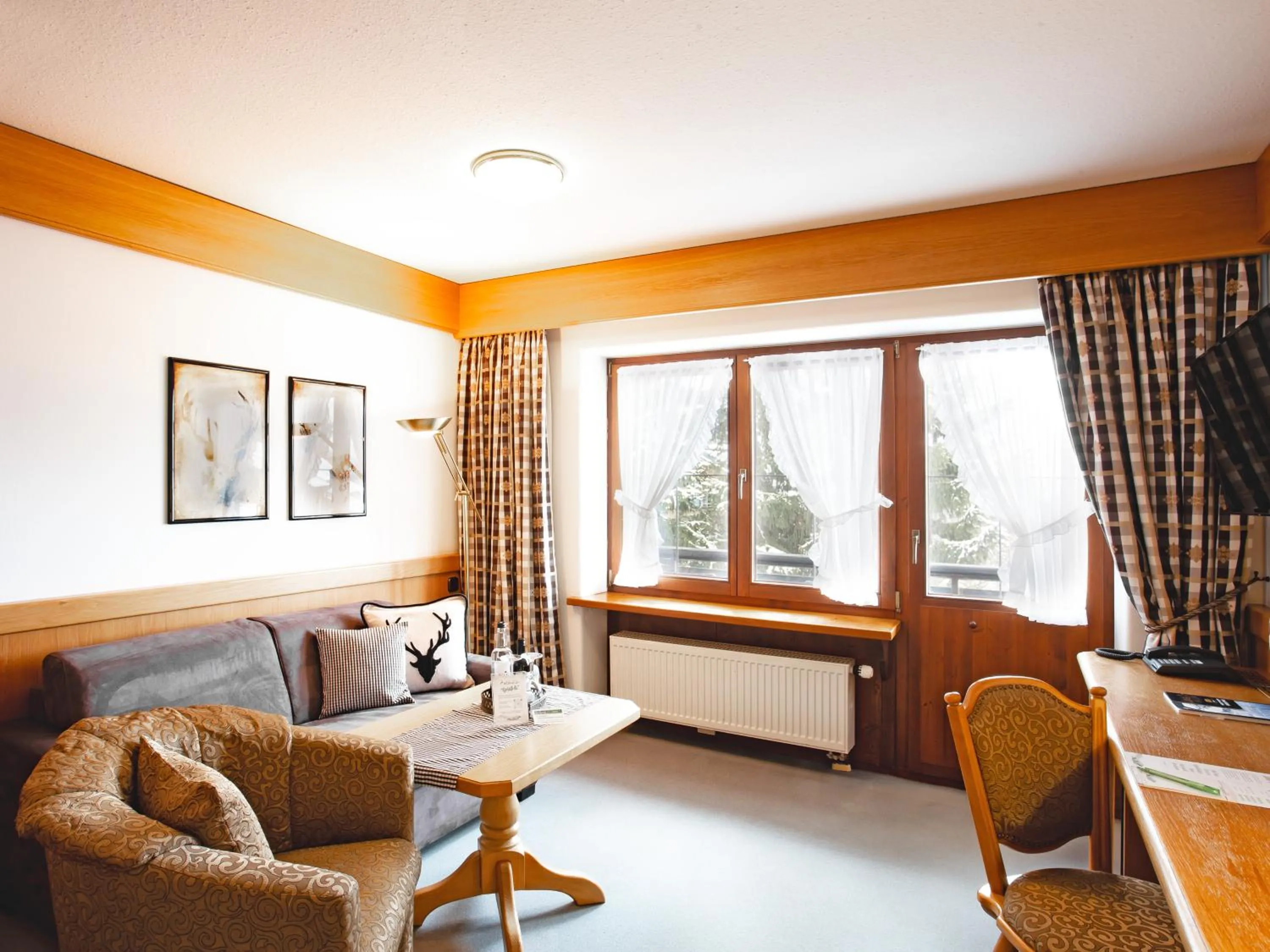 Living room, Bed in Hotel Bergruh