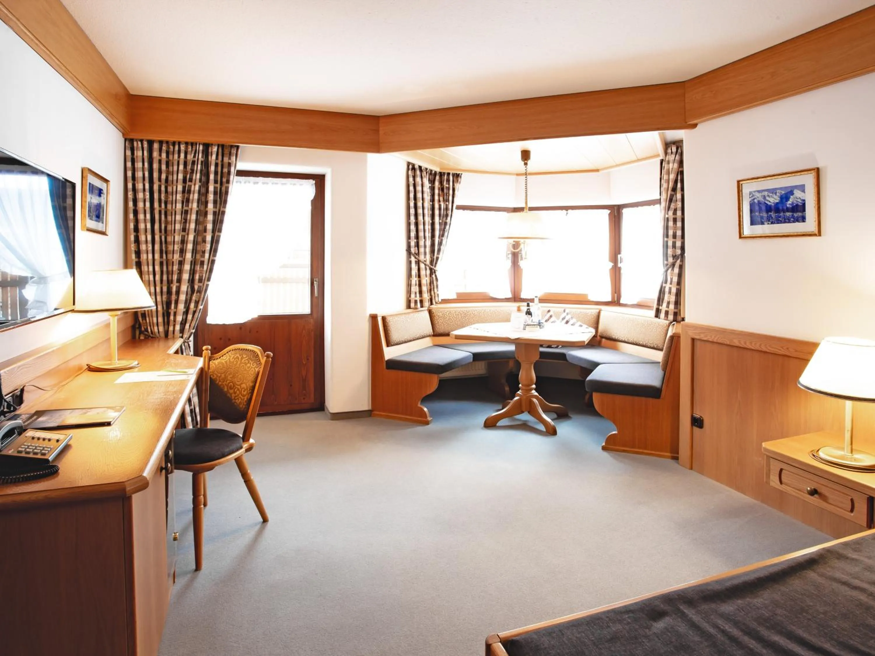 Living room, Bed in Hotel Bergruh