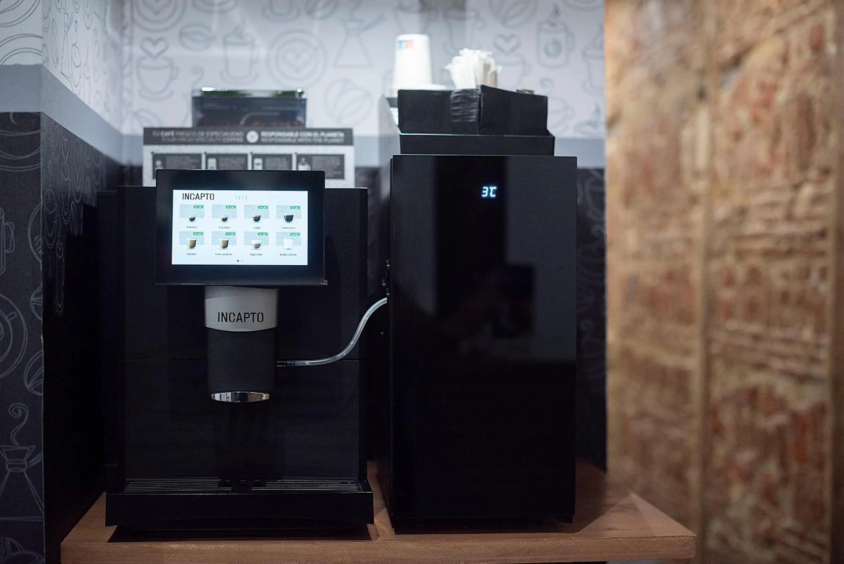 Coffee/tea facilities in Woohoo Rooms Chueca