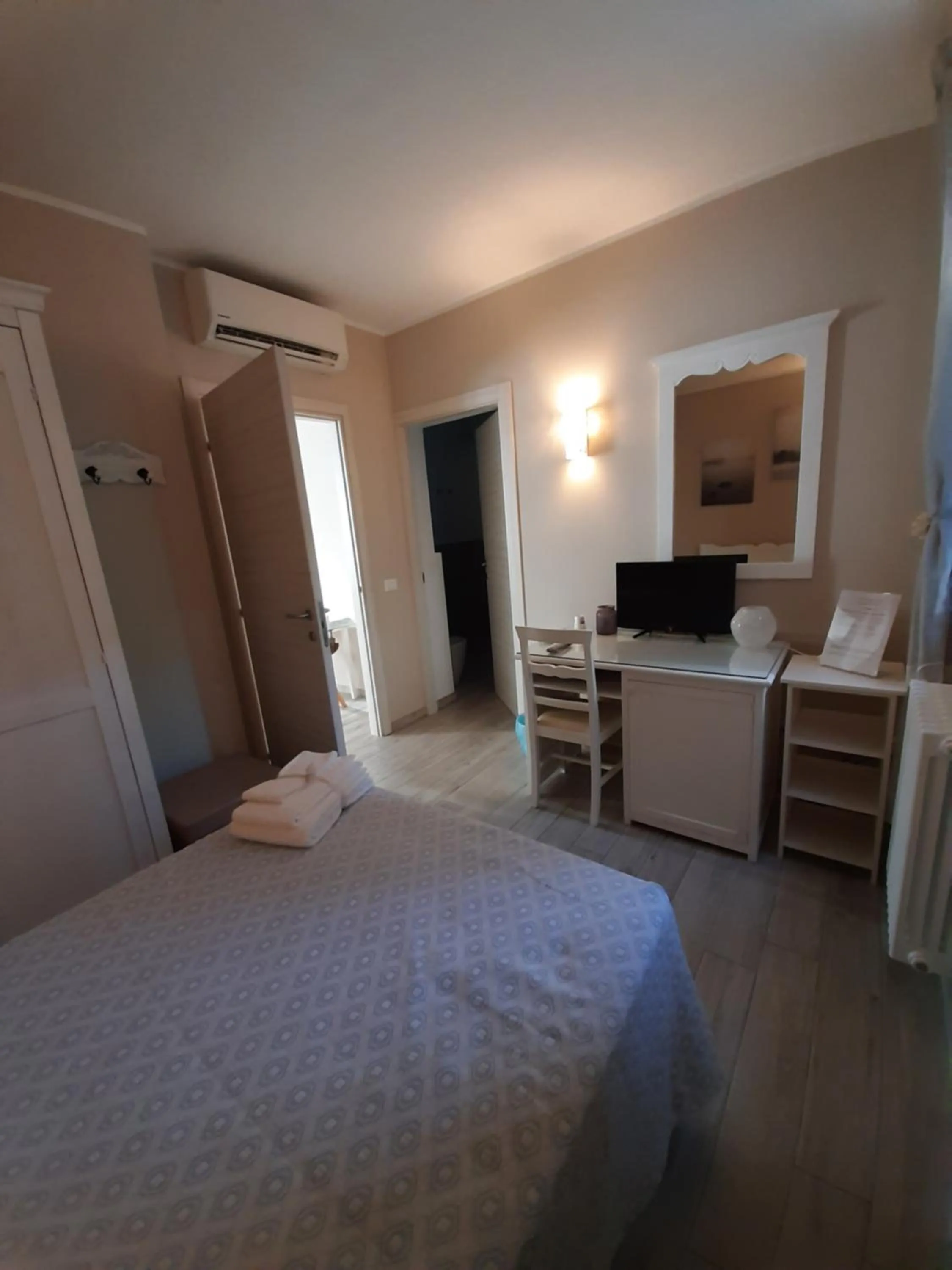 Photo of the whole room, Bed in Reggiolacittàinvisibile B&B