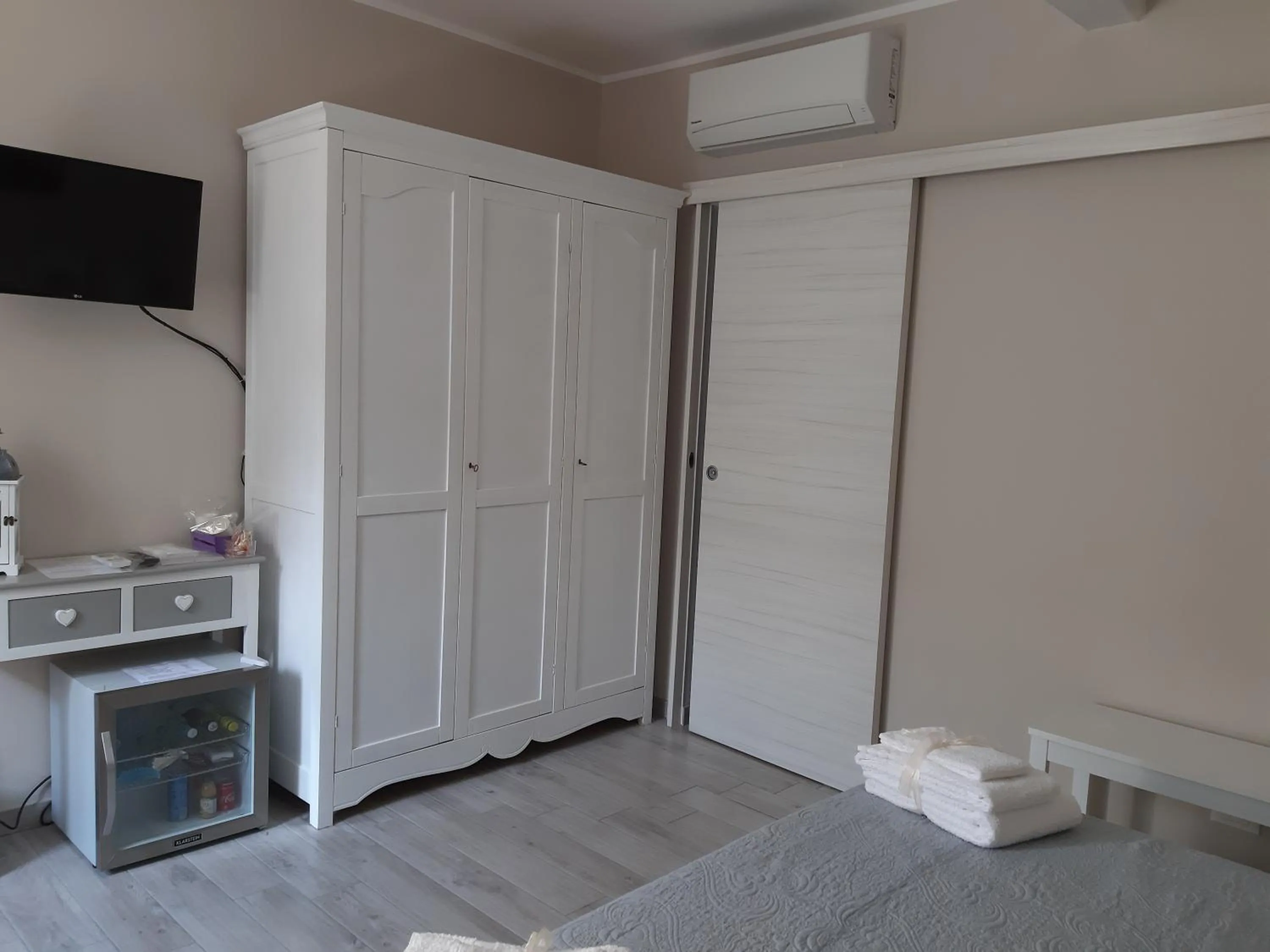 wardrobe, Bed in Reggiolacittàinvisibile B&B