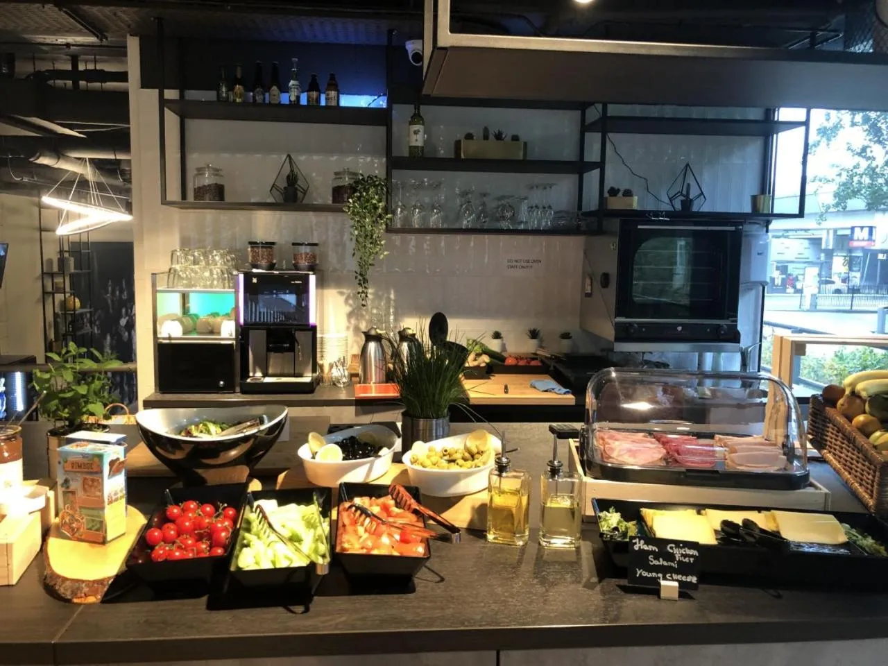 Food and drinks in Hotel New Kit