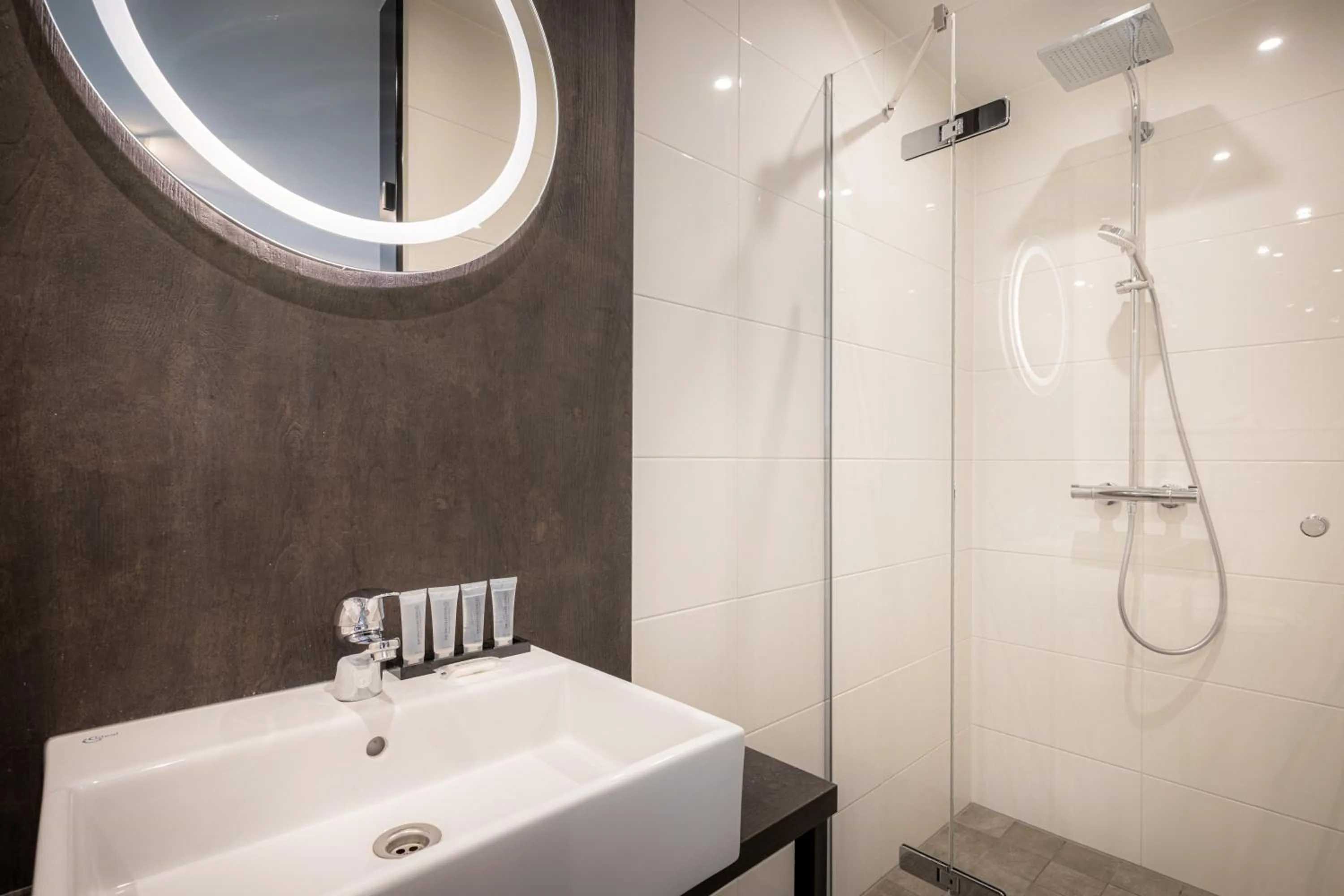 Shower in Hotel New Kit