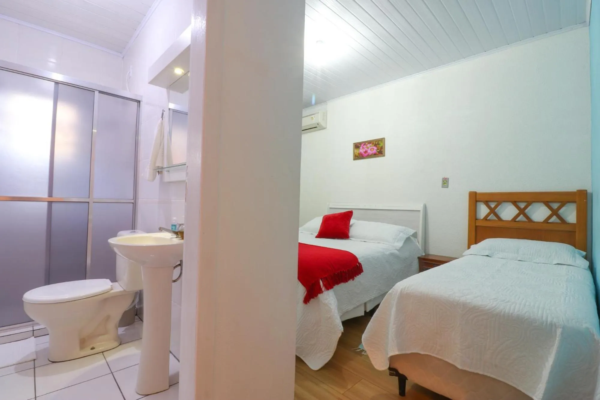 Toilet, Bed in Pousada Tia Eni