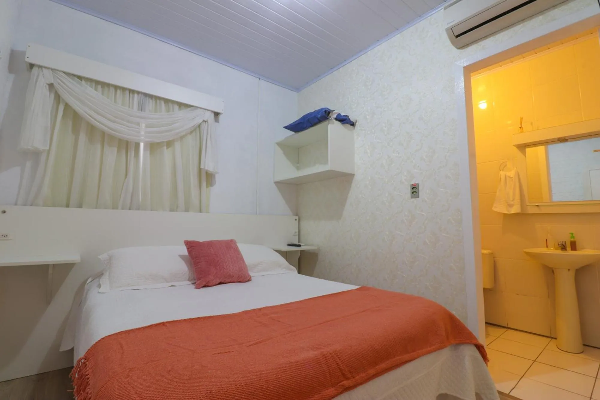 Property building, Bed in Pousada Tia Eni