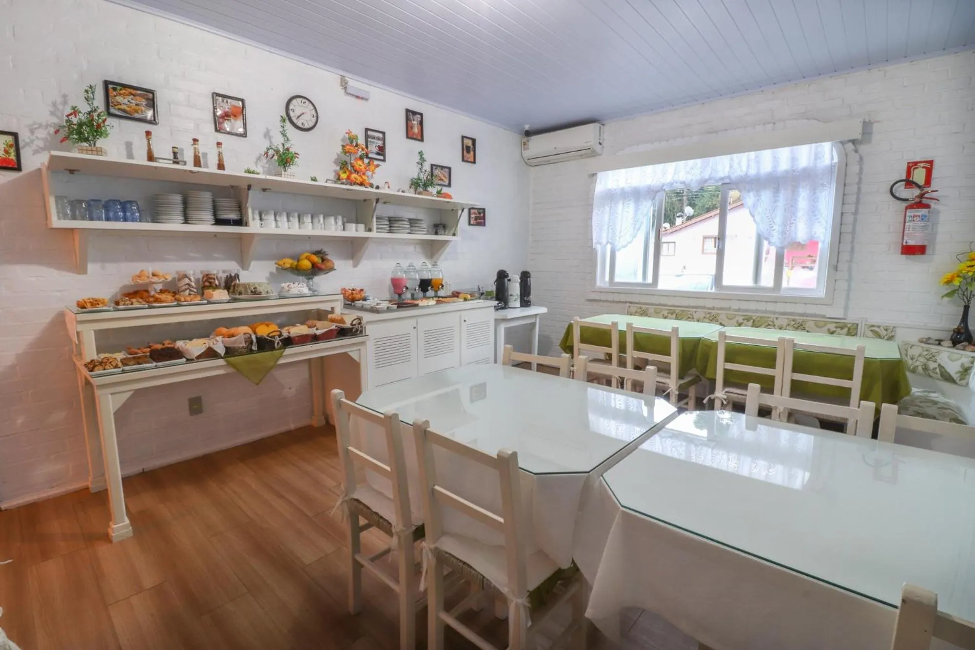 Restaurant/places to eat in Pousada Tia Eni