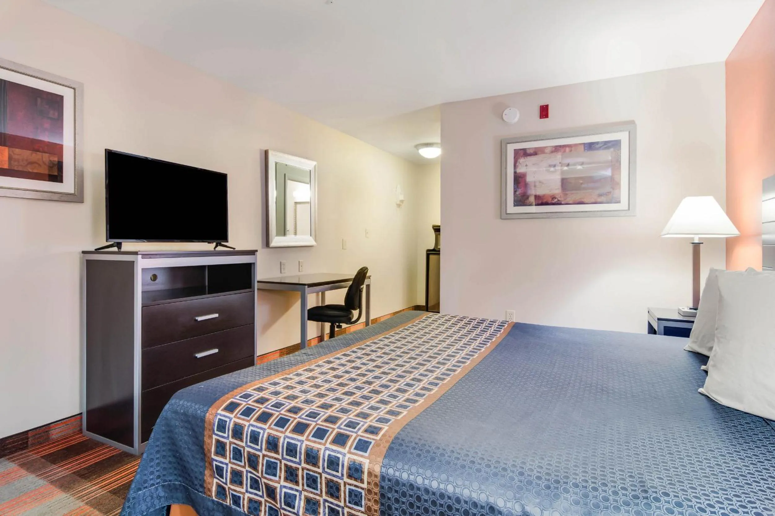 Bed in Americas Best Value Inn - Mableton
