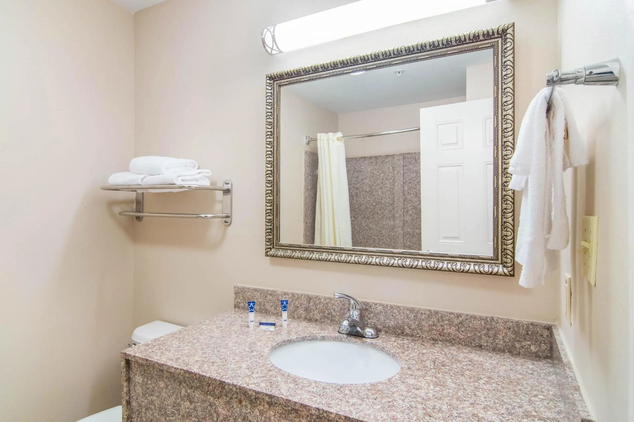 Bathroom in Americas Best Value Inn - Mableton