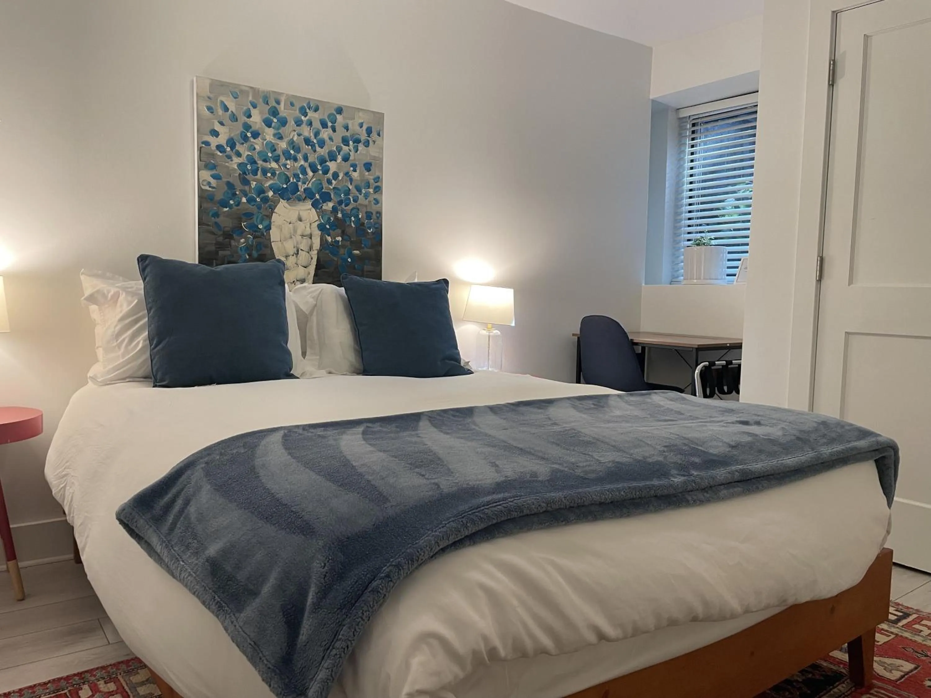 Other, Bed in Charming 2BD1BA in Hip Area - Near Metro