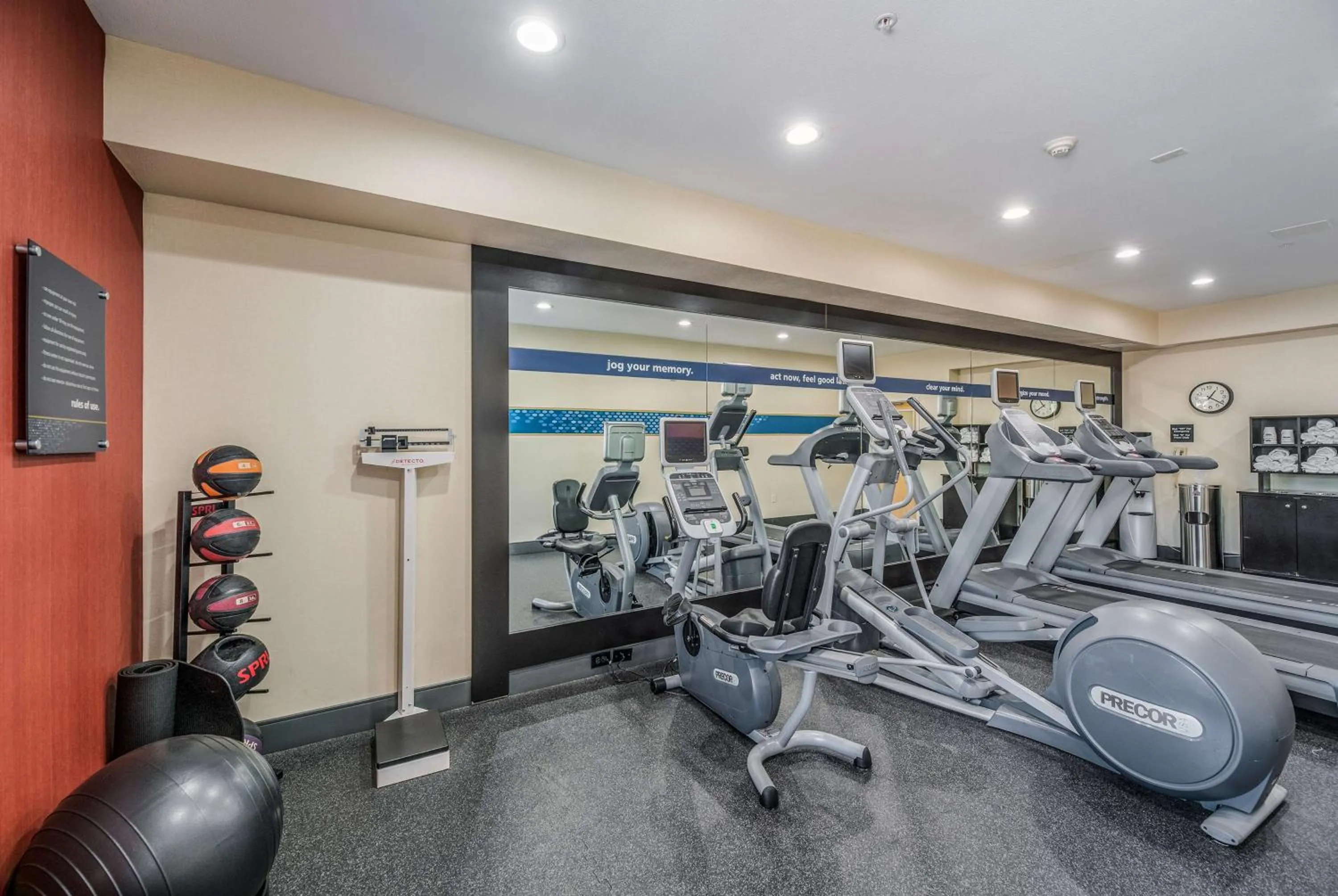 Fitness centre/facilities in Hampton Inn Oakland-Hayward