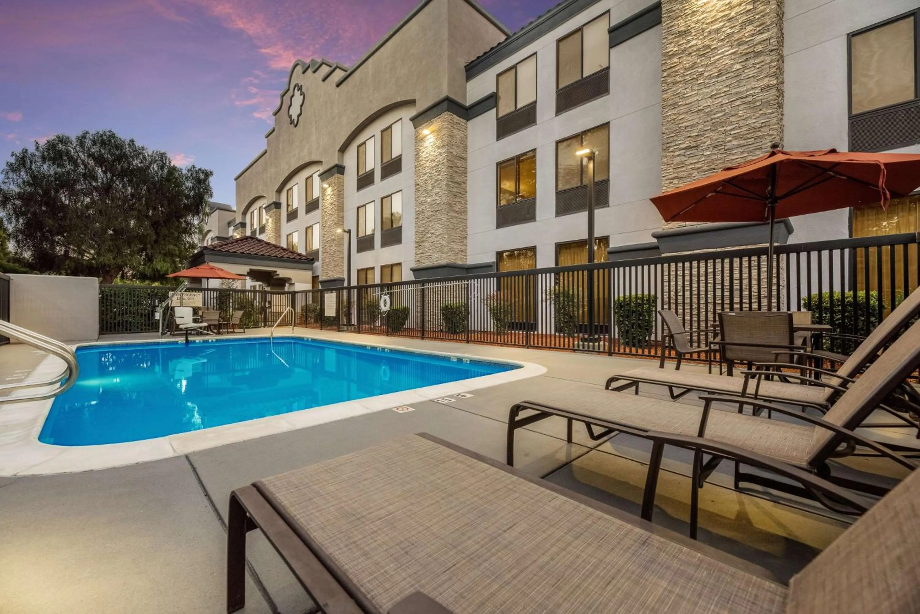 Property building in Hampton Inn Oakland-Hayward